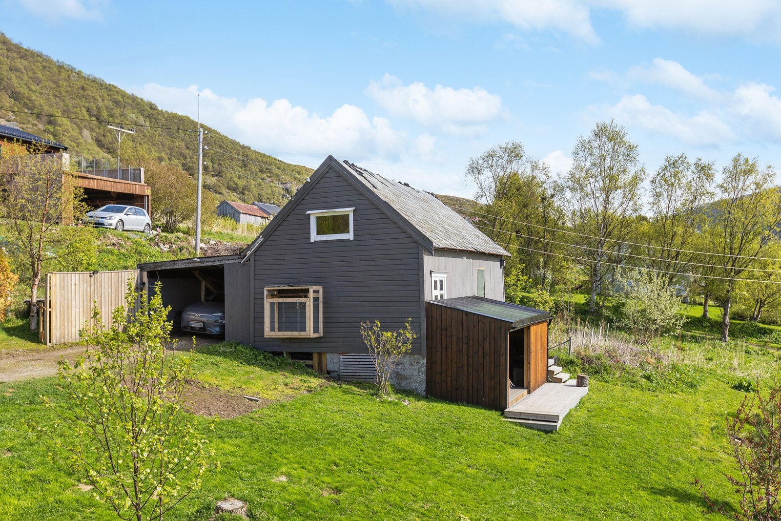 Eiendommen inkluderer et uthus med carport og lagringsmuligheter Galleribilde