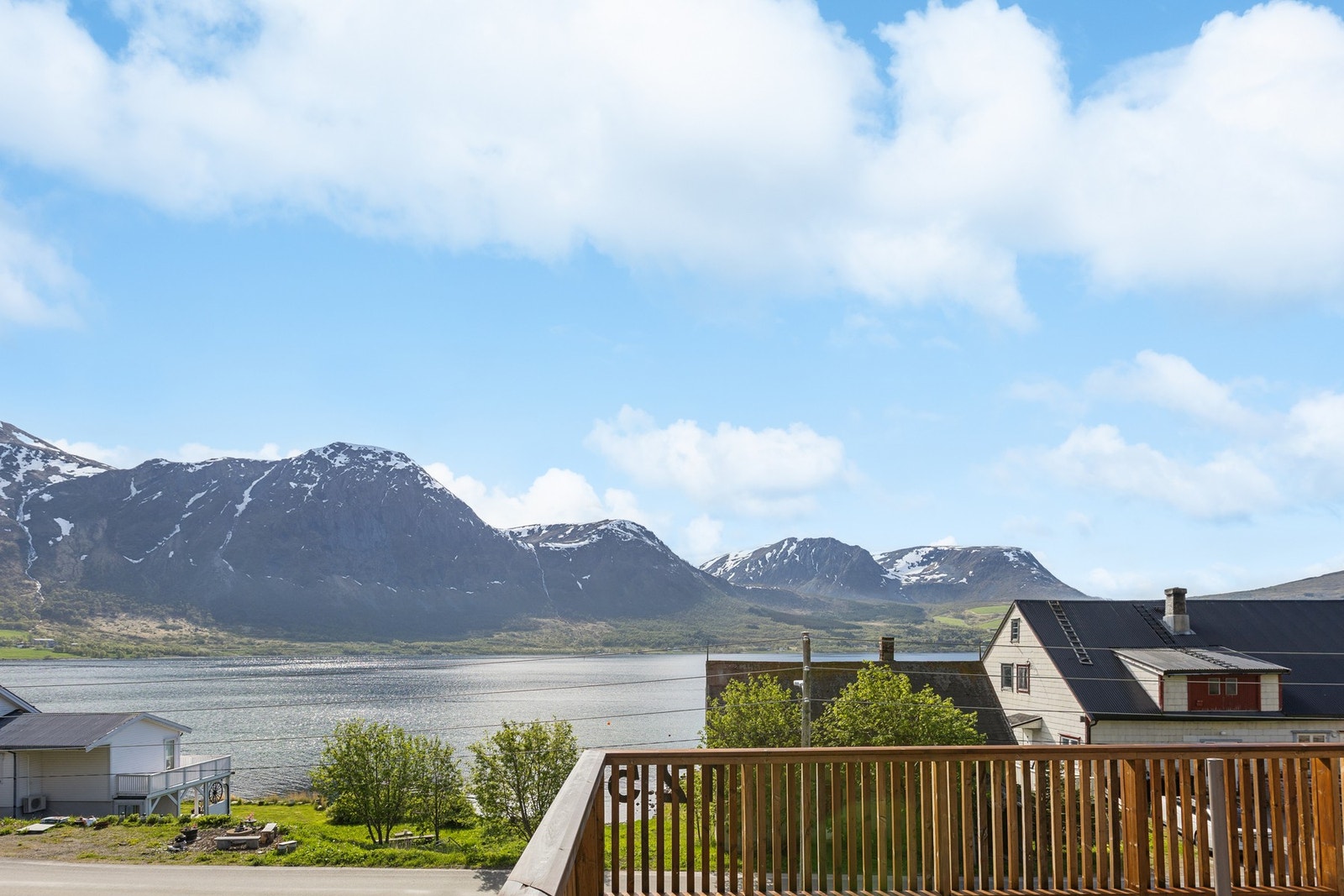 Utsikten fra eiendommen strekker seg over fjorden mot fjellandskapet Galleribilde