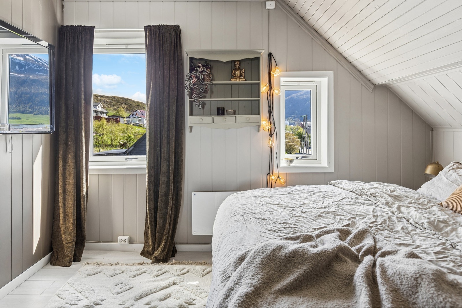 Soverommet har plass til dobbeltseng og oppbevaringsmøbler Galleribilde