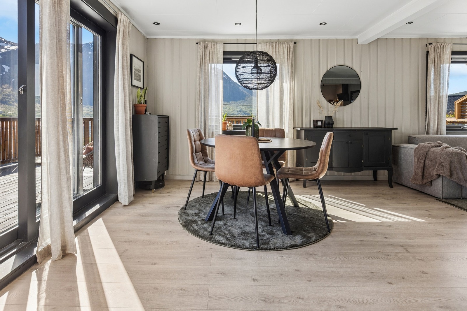 Skyvedøren fra spisestuen åpner opp mot terrassen og visker ut skillet mellom inne og ute Galleribilde