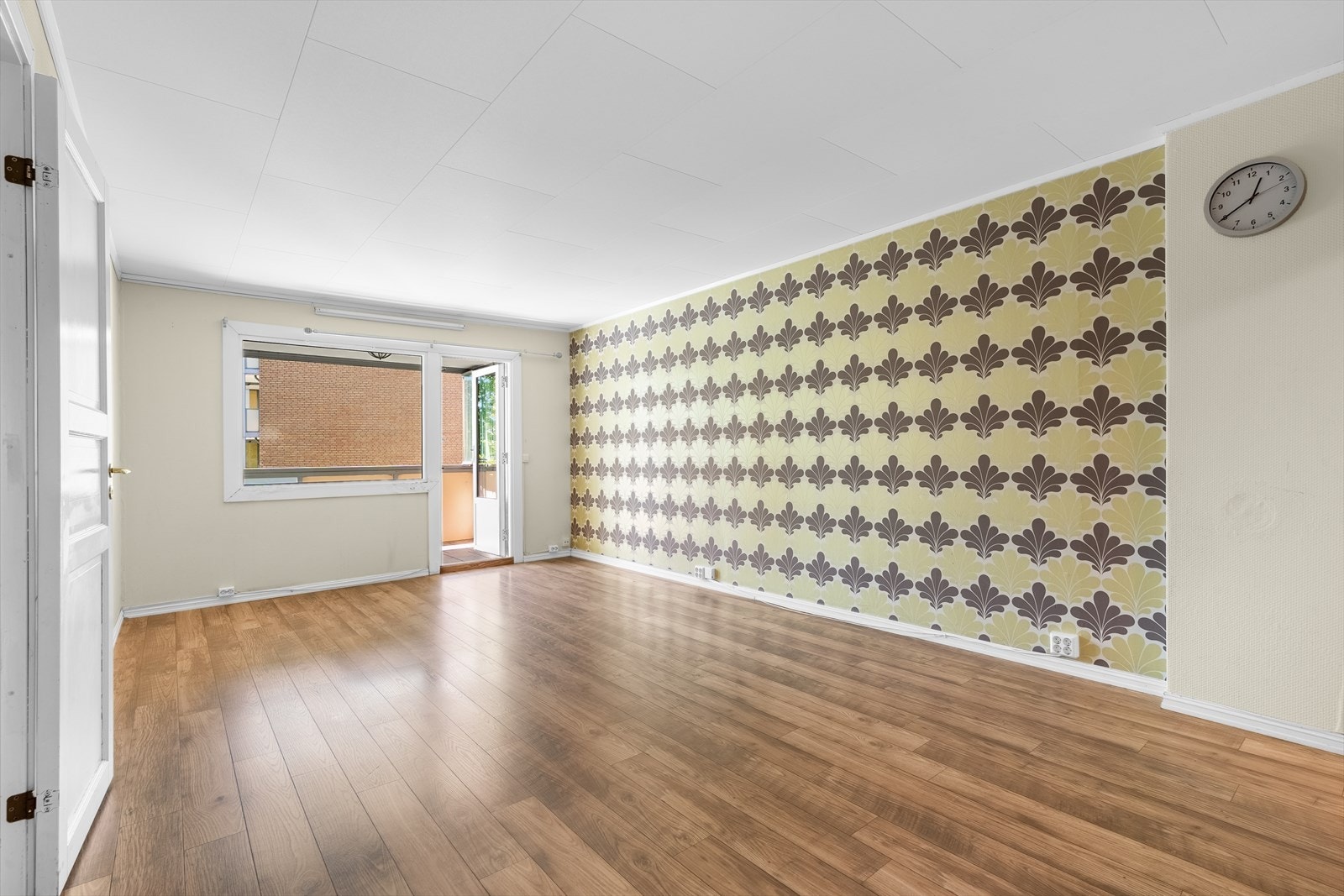 Lys og romslig stue med gode møbleringsmuligheter for sofagruppe, spisebord m.m. Pipeløp med mulighet for ildsted. Utgang fra stue til innglasset balkong på ca. 13 m² Galleribilde