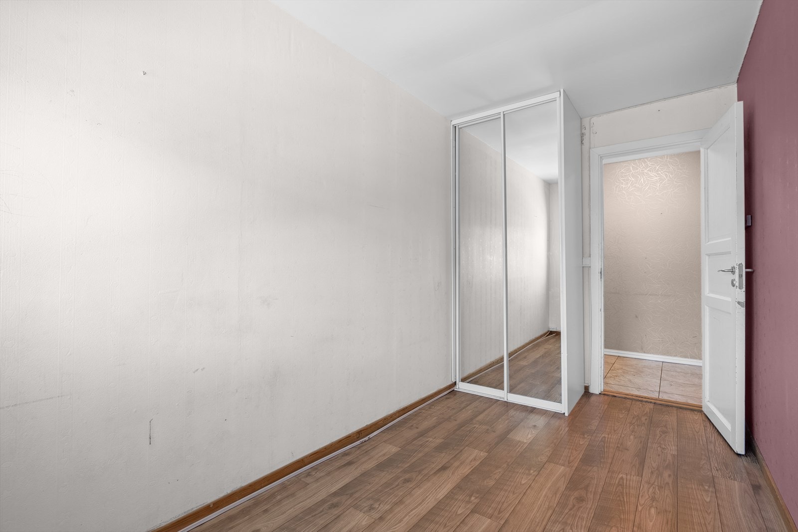 Soverom II kan fint benyttes til barnerom, tenåringsrom, gjesterom eller kontor. Skyvedørsgarderobe med speilfronter i begge soverom. Galleribilde