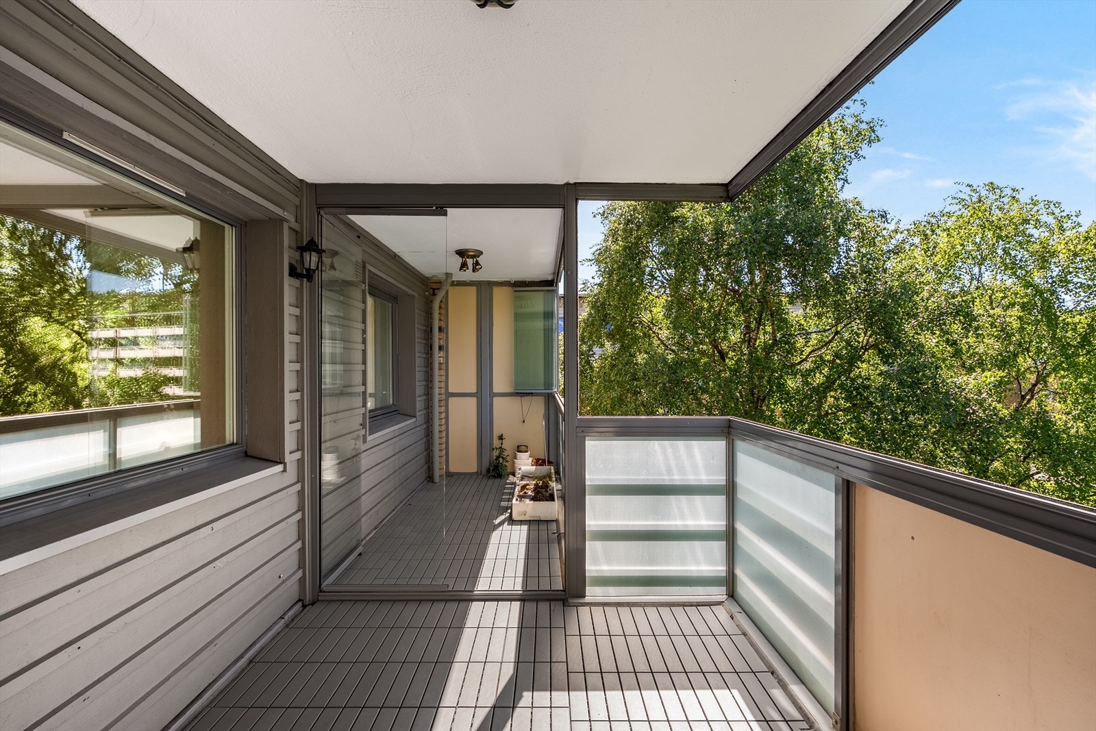Fra stuen er det direkte utgang til en innglasset balkong, som forlenger oppholdsrommet og gir en lun uteplass året rundt. Galleribilde