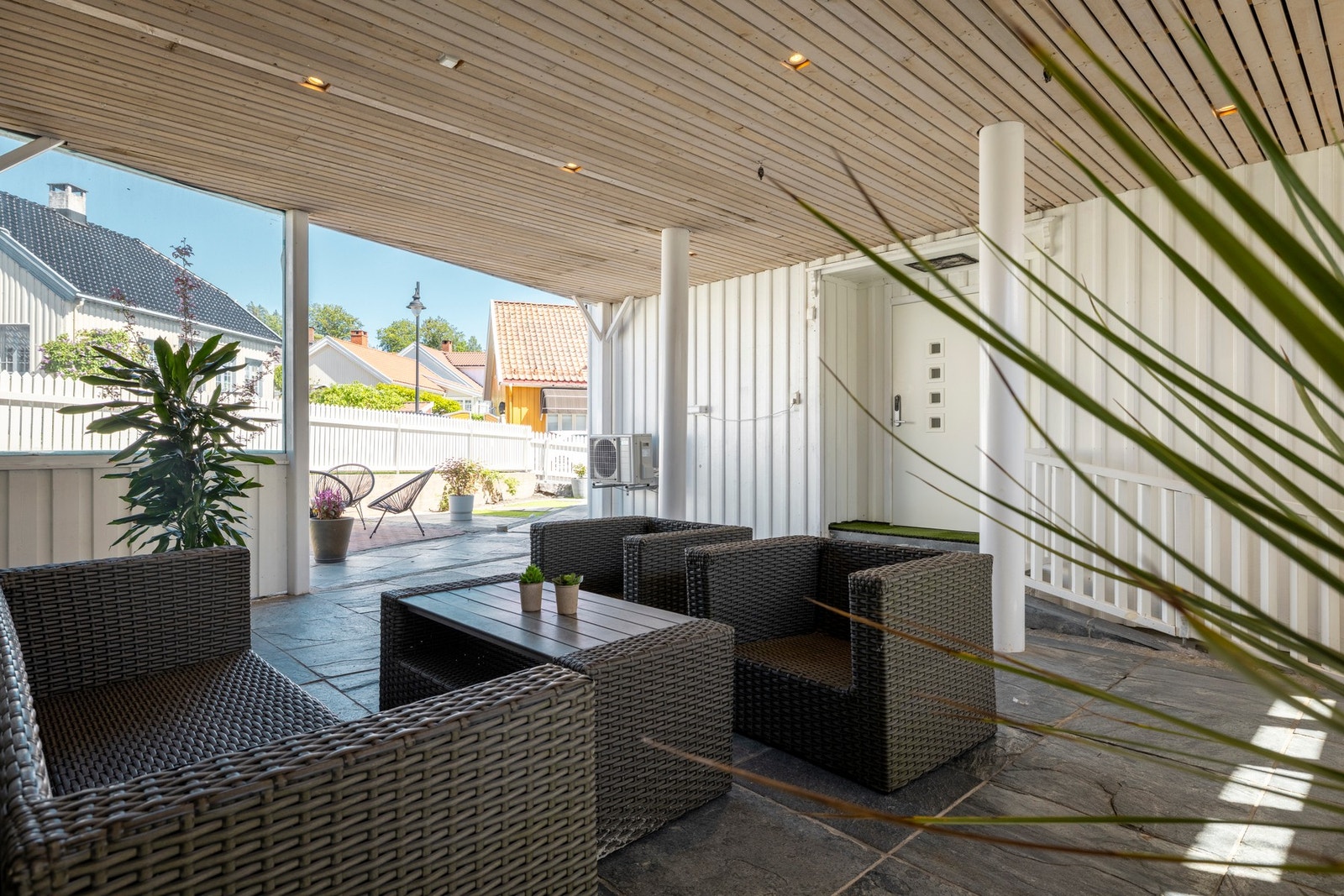 Overbygget uteområde ved inngangspartiet. Her er det også adgang til kjelleren. Galleribilde