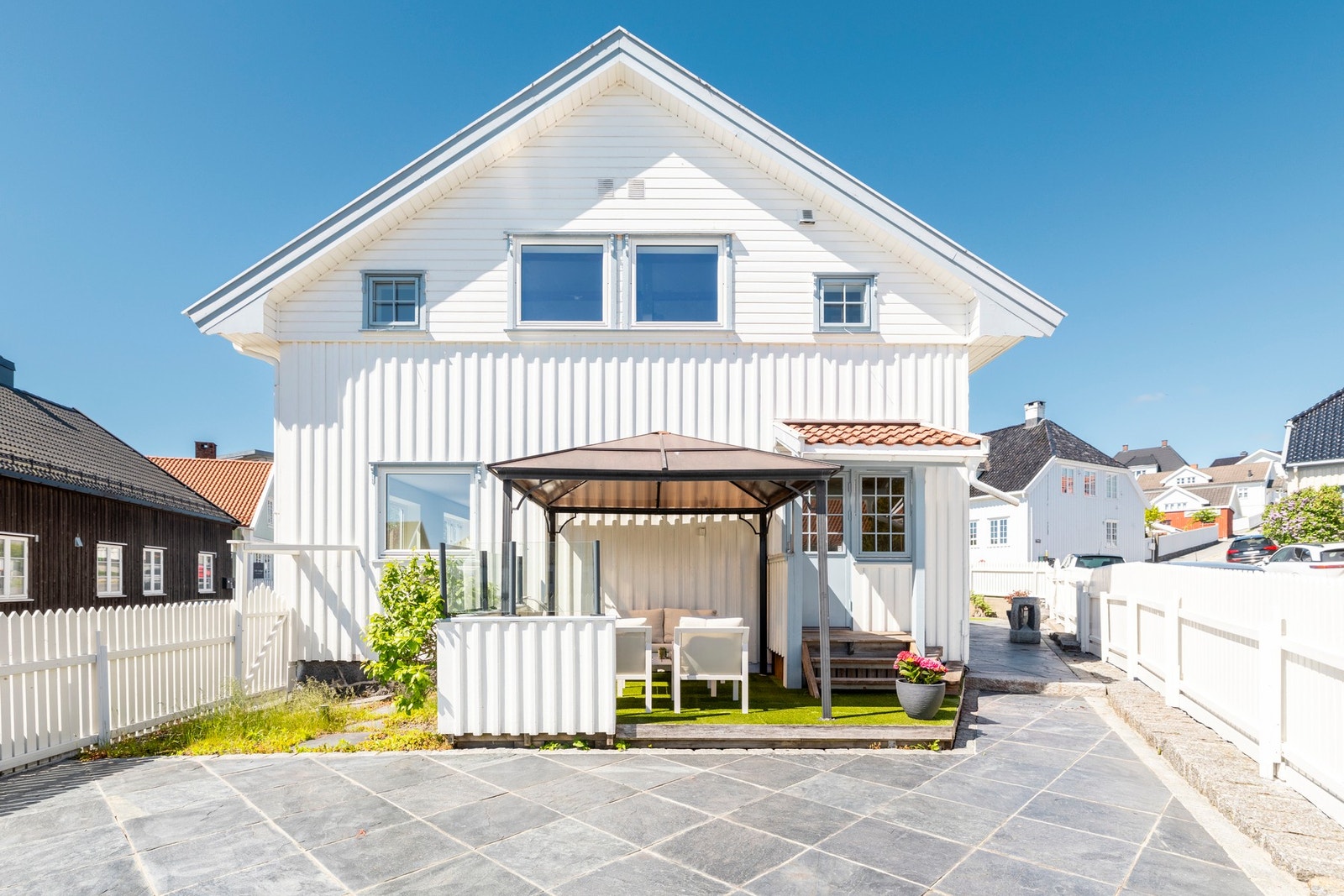 Velkommen til Kirkegata 4A!
Her får du "hus & hytte" i ett.
Ca 200 kvm bolig med med god boligstandard beliggende meget sentralt på Langestrand. Galleribilde