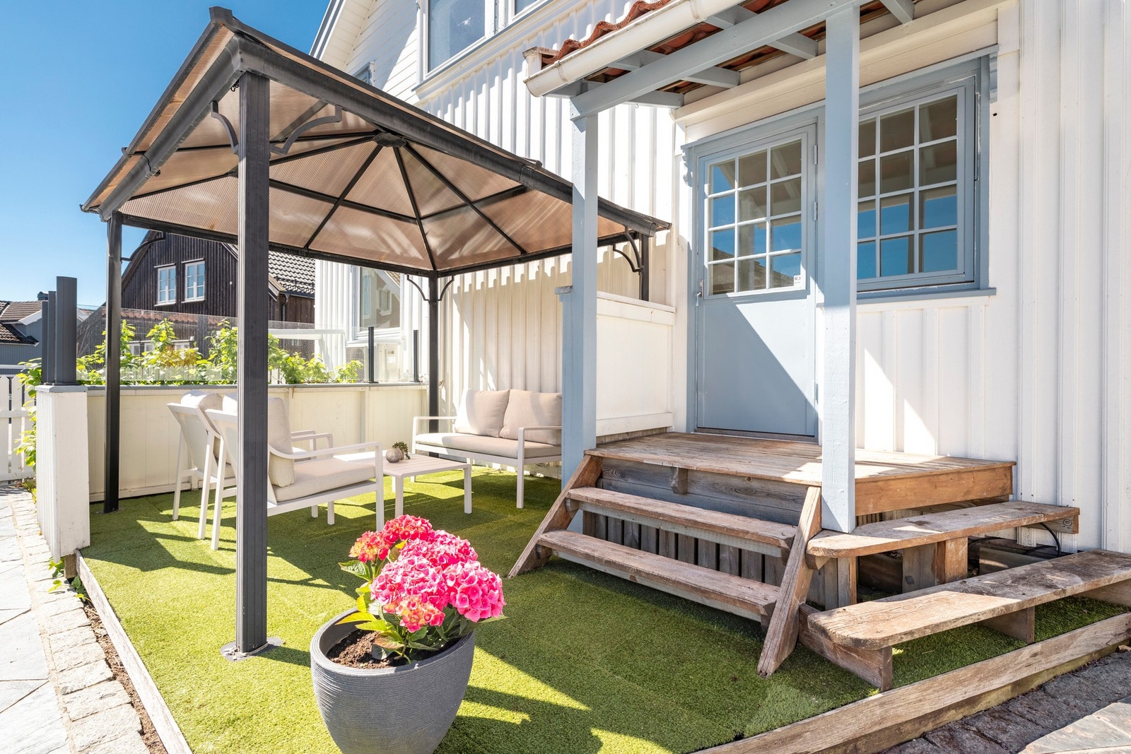 Uteplass i front med sol på morgen og frem til ettermiddag. Galleribilde