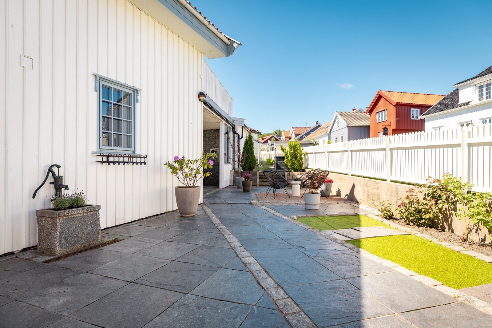 Eiendommen er fint opparbeidet med skiferstein på mye av uteområdet. Det er bevisst valgt å ha en lettstelt eiendom. Galleribilde