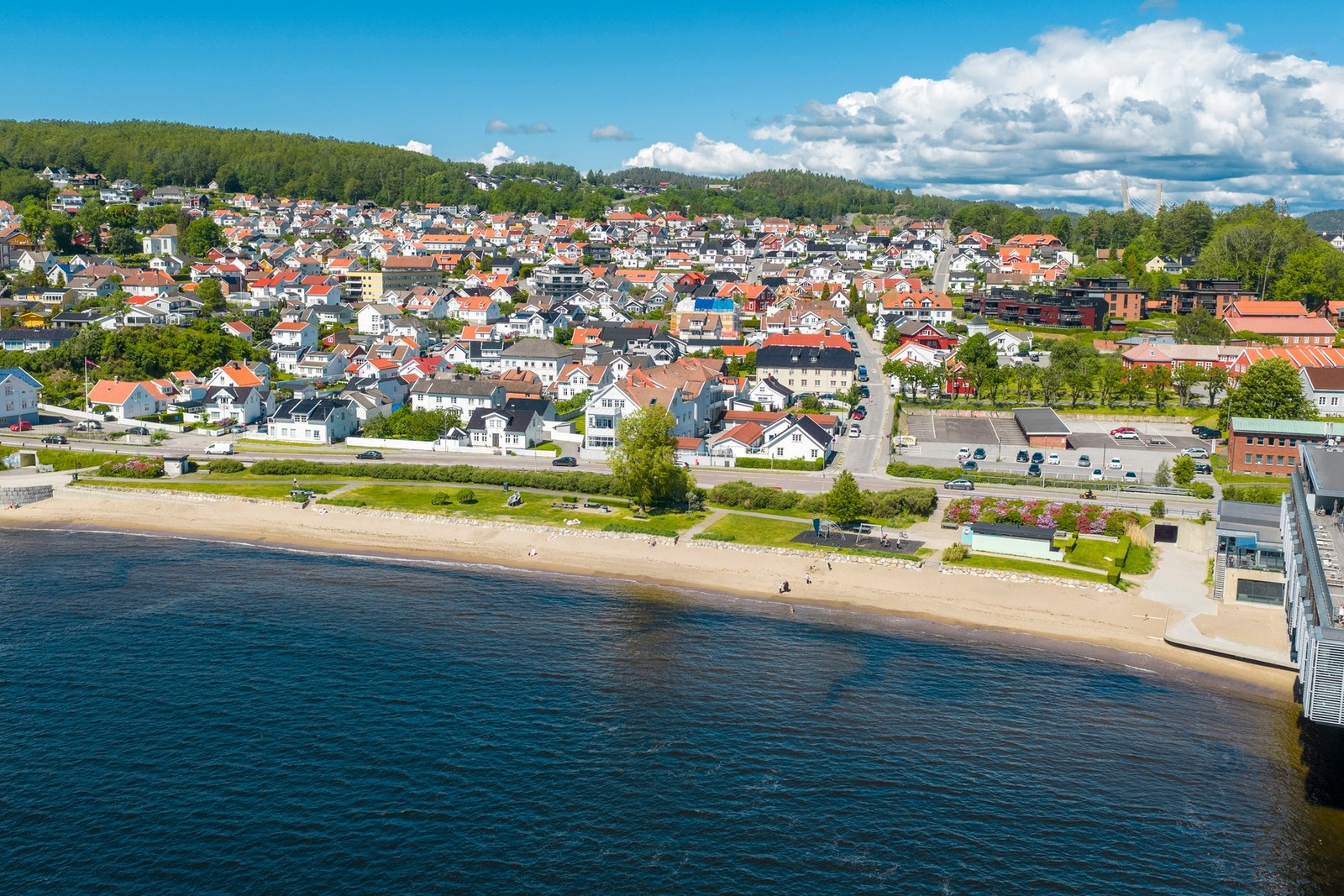 Nydelige Batteristranda ved siden av Farris Bad. Man kan gå i tøfler til og fra stranda. Omgivelsene innbyr til kystliv, båtliv, fritidsbruk og en avslappet livsstil. Galleribilde