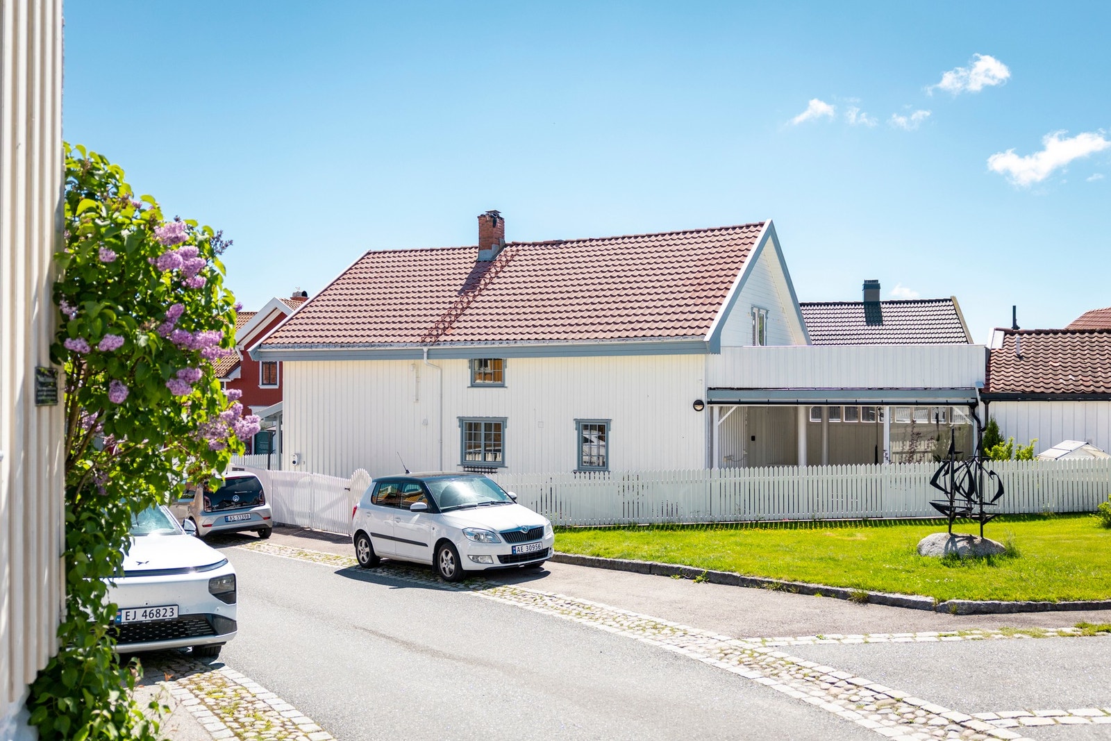 Dette er en kraftig oppgradert enebolig i meget attraktivt boligområde. Det er ingen boplikt, så dette kan vel så gjerne være din nye feriebolig. Galleribilde