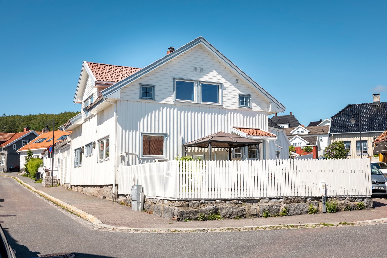 Kirkegata 4A er på ca 200 kvm BRA-i. Det er en fin og påkostet fasade på huset. Galleribilde