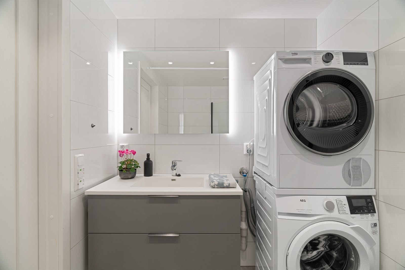 Badet har plass til både vaskemaskin og tørketrommel. Galleribilde