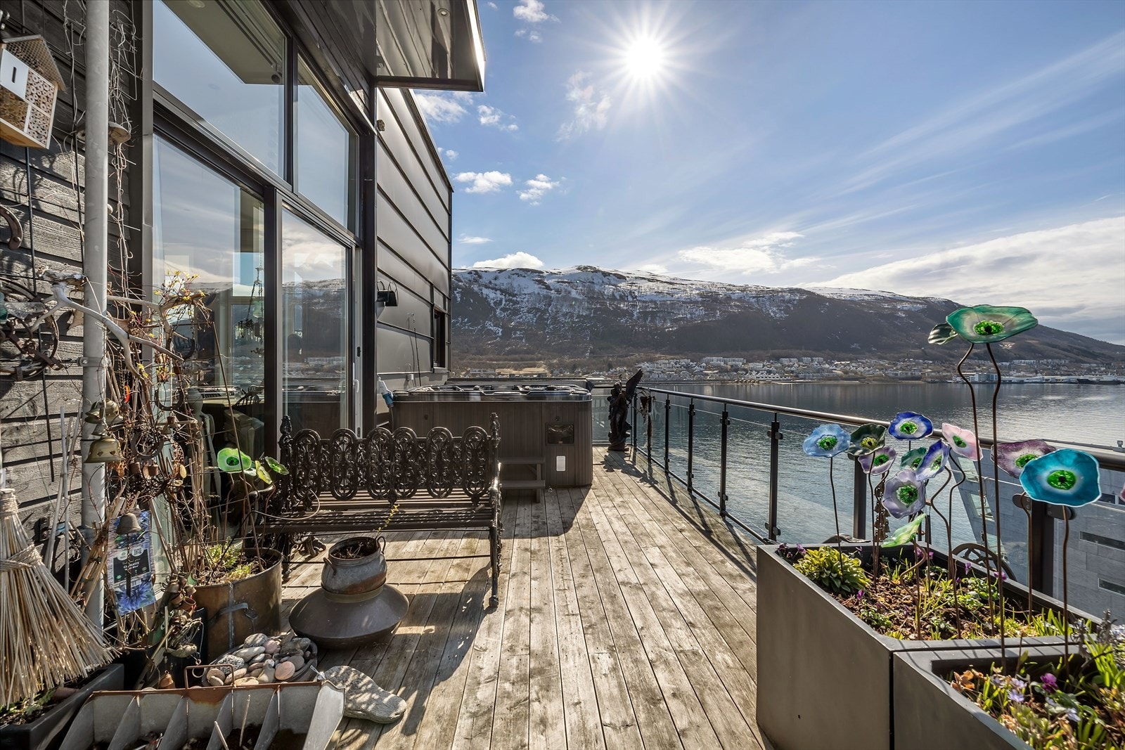 Sydvendt veranda med plass til Jacuzzi. Galleribilde