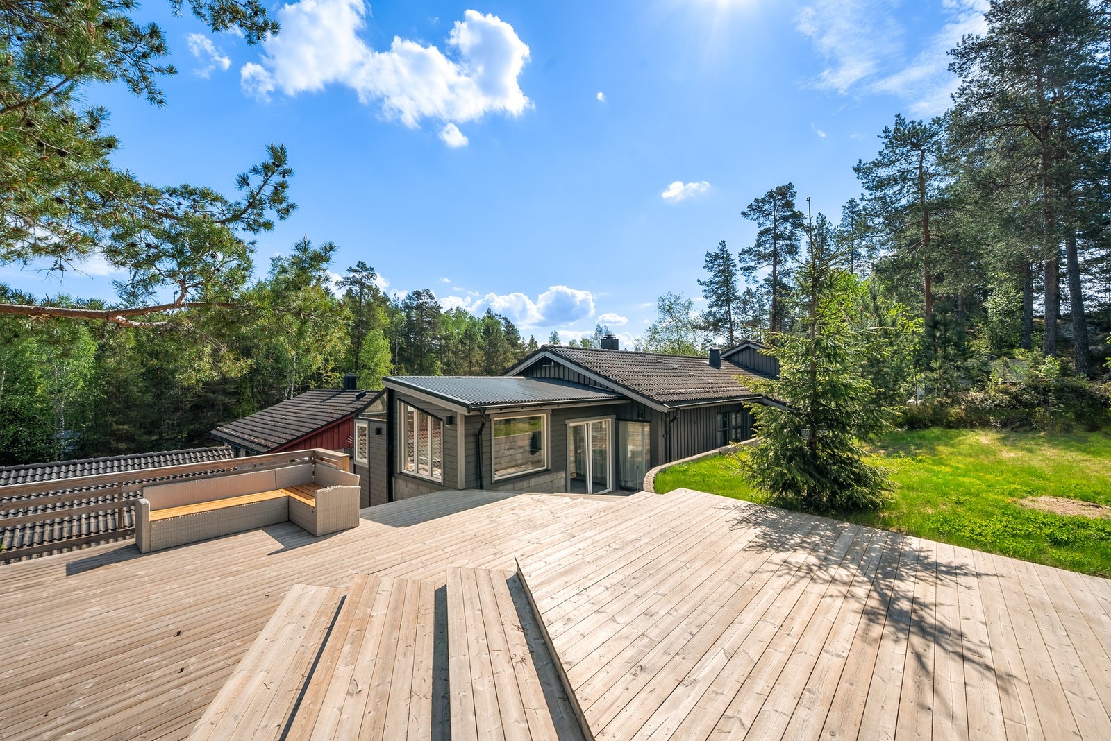 I tilknytning til terrassen har du også plenareal til stor glede for store som små. Galleribilde