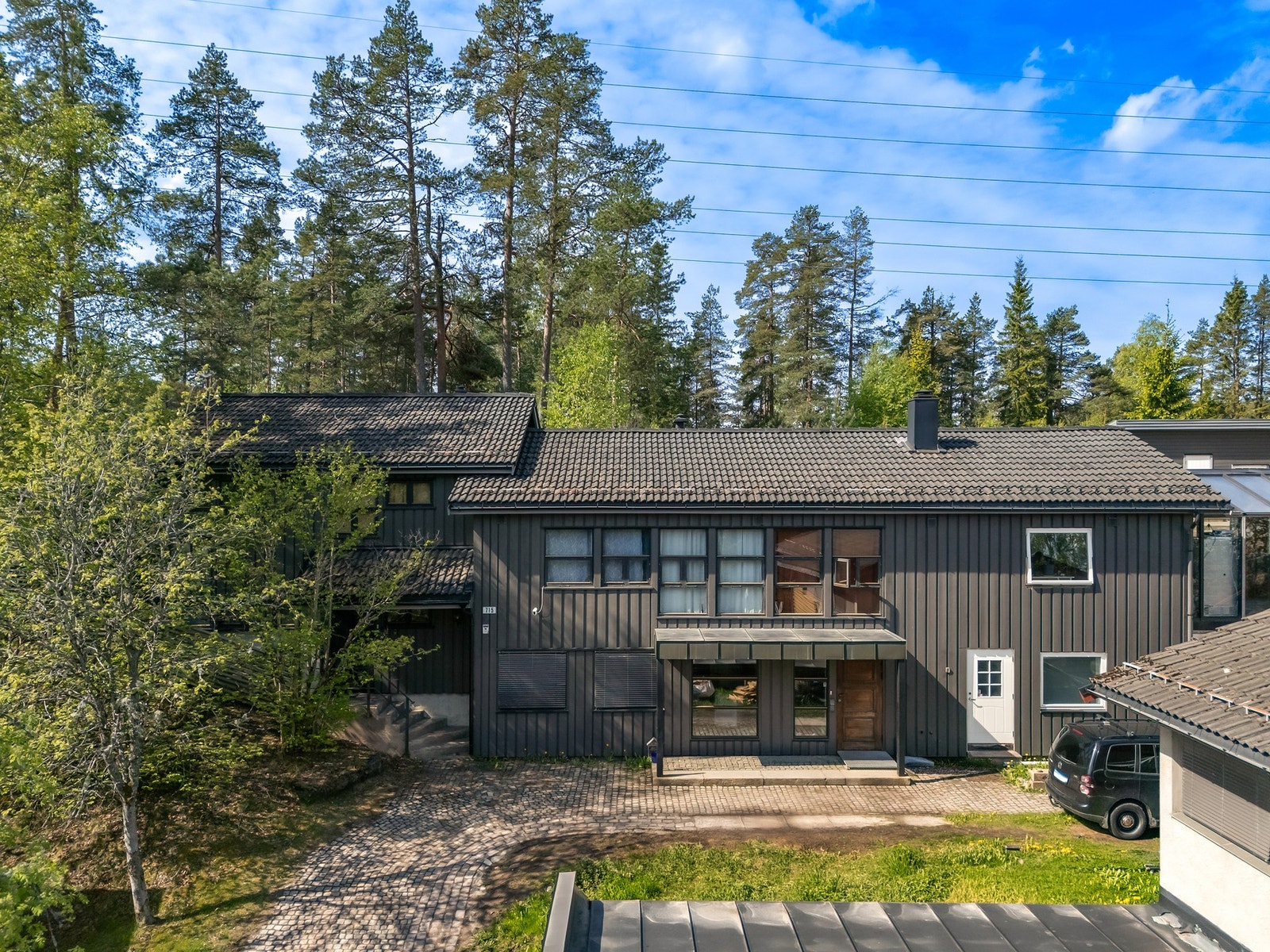 Eneboligen har to utleiedeler (ikke godkjent), vinterhage og påkostede uteområder, anneks, spa & treningsrom. Galleribilde