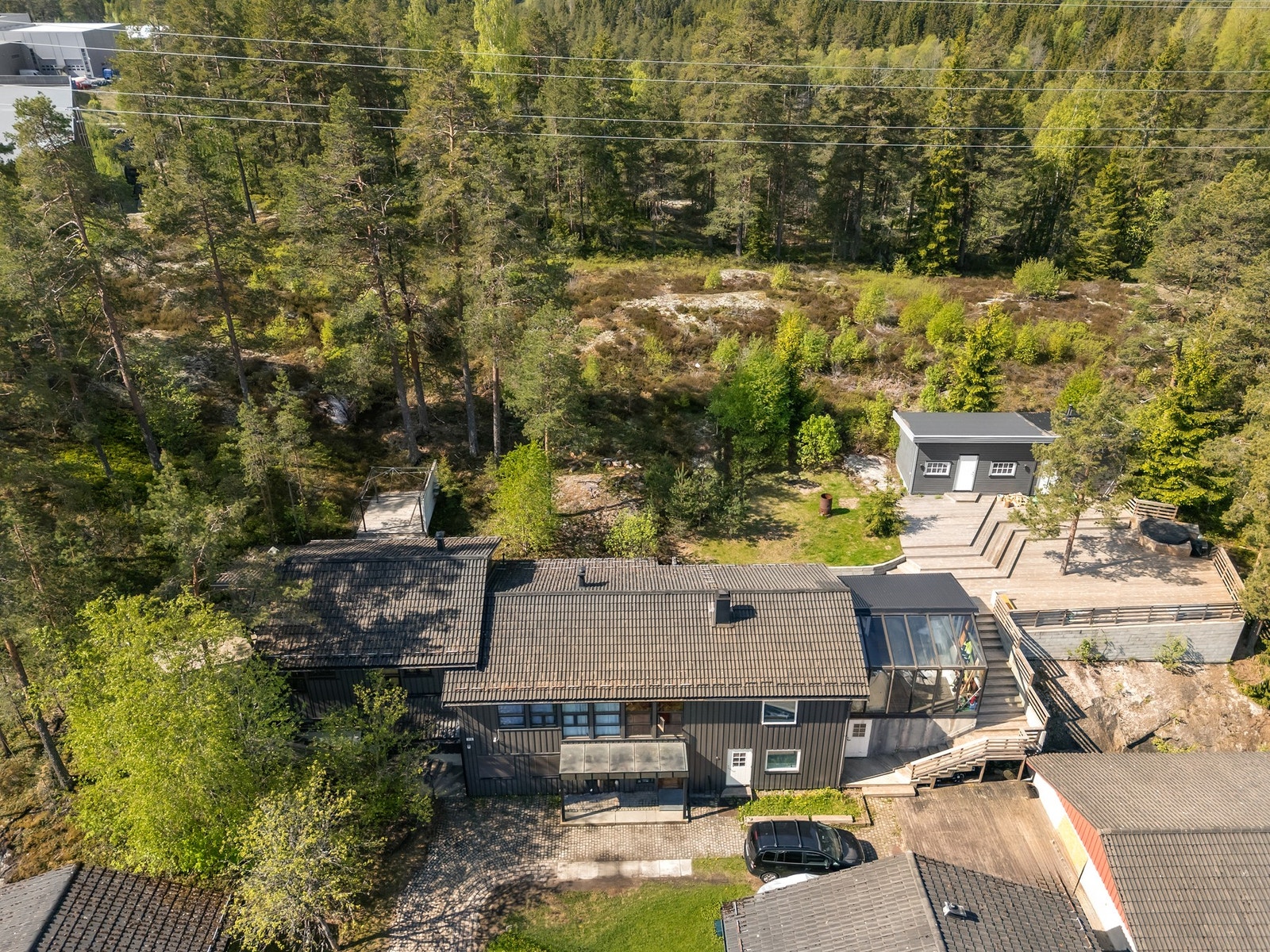 Eiendommen måler over 1300 kvm og har et meget pent opparbeidet uteområde, med flere adskilte soner. Galleribilde
