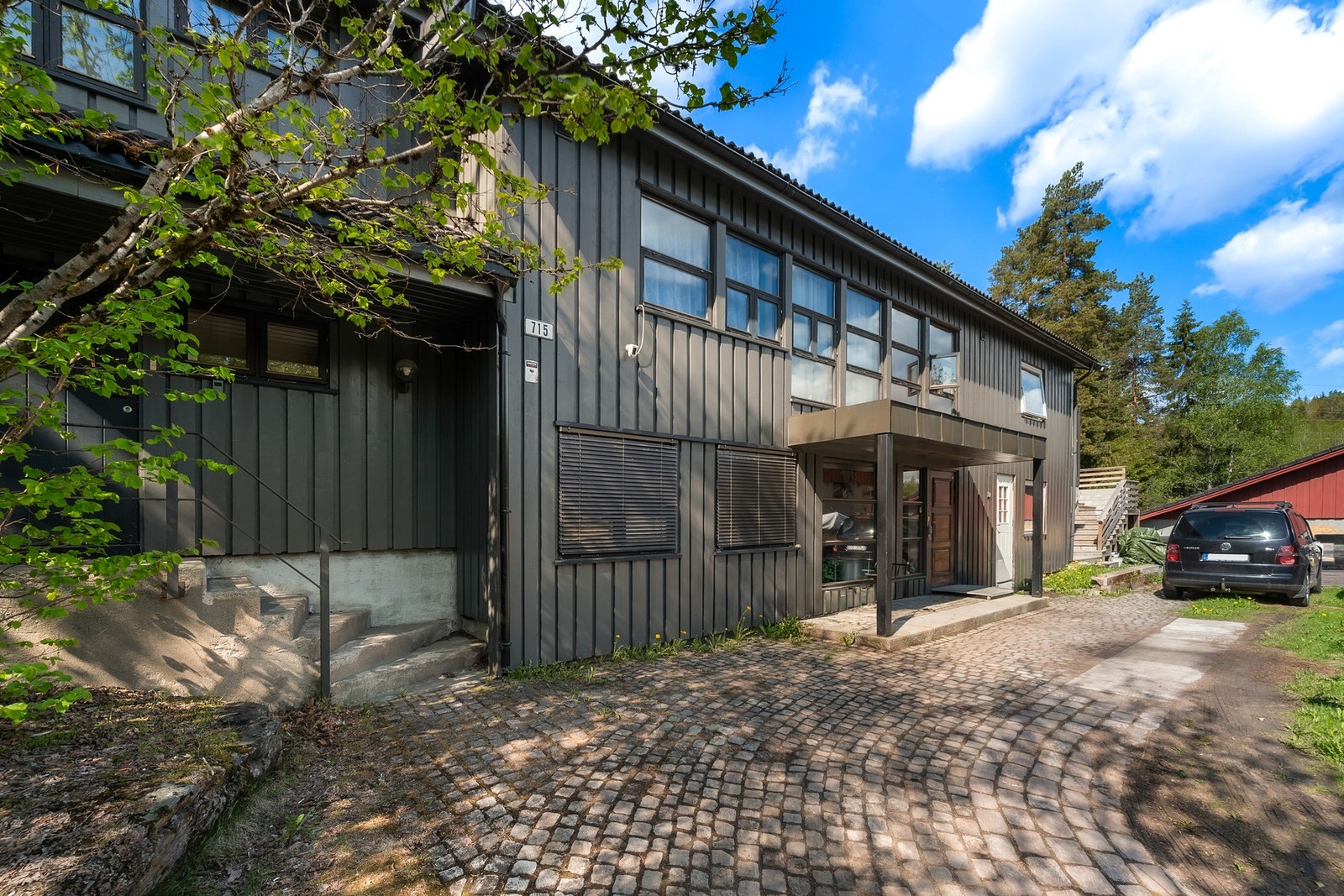 Boligen ligger i naturskjønne omgivelser og med kort vei til skoletilbud. Galleribilde