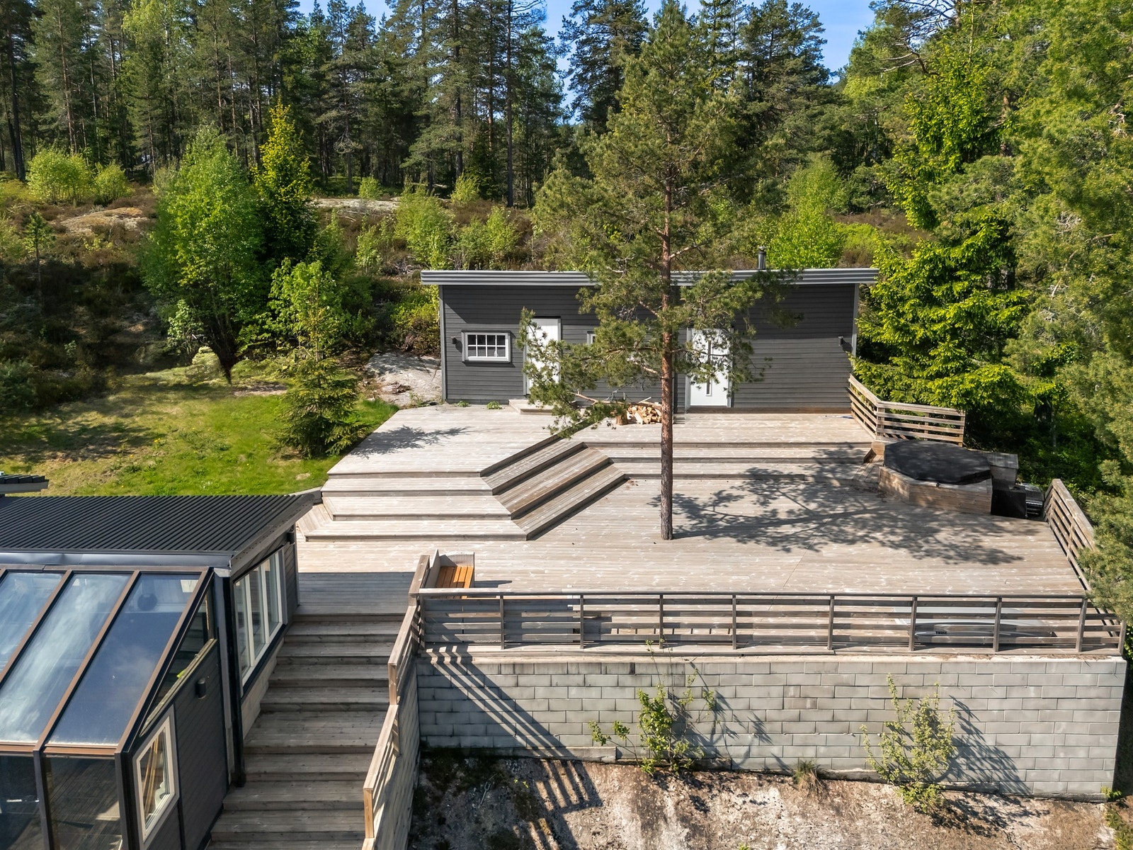 Hoveddelen har et fantastisk uteområde med stor terrasse, hagesone og anneks. Galleribilde