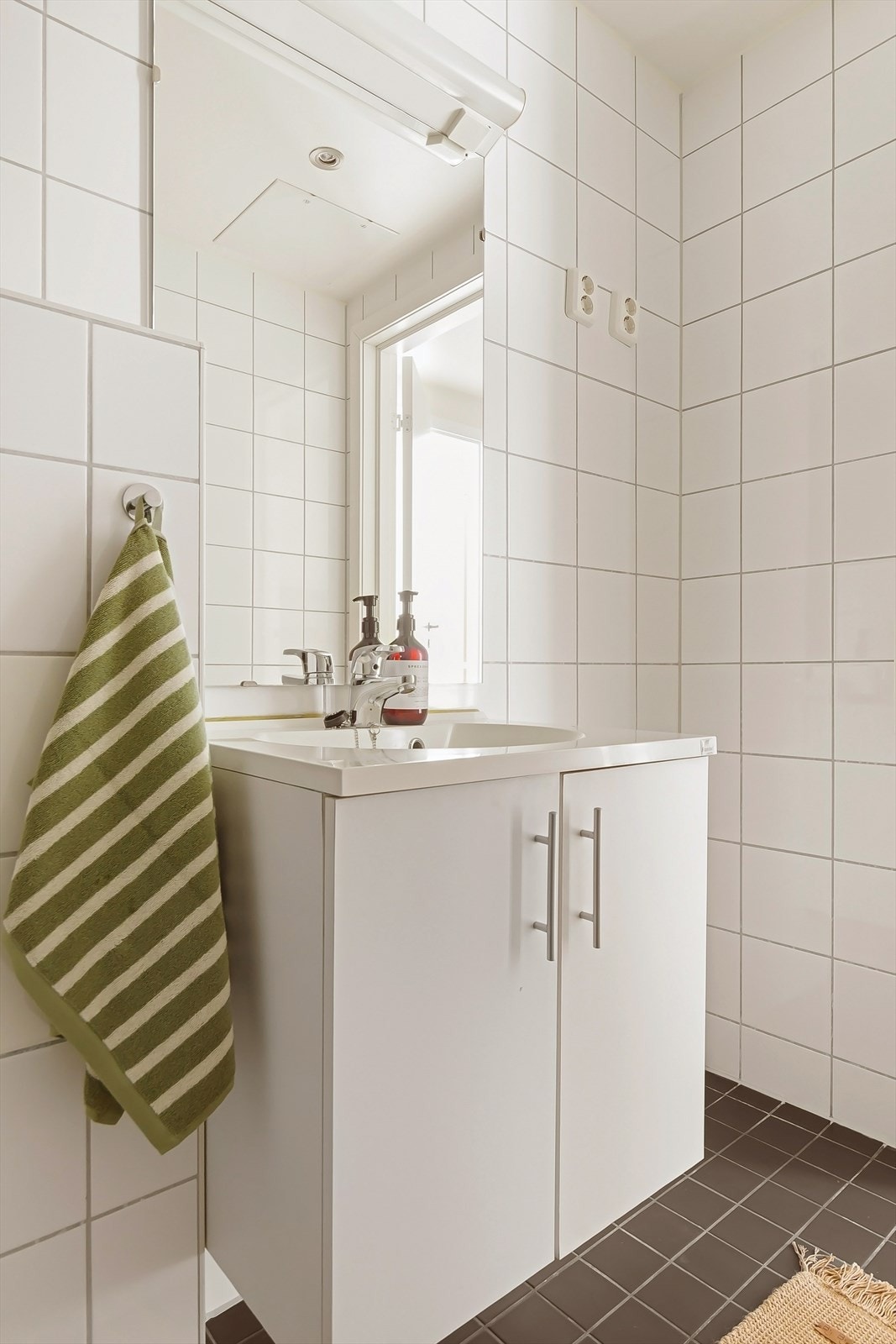 Det er opplegg og plass for vaskemaskin og tørketrommel. Rommet har mekanisk avtrekk. Galleribilde
