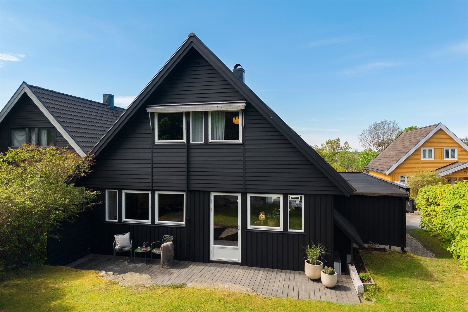 Boligen er kjedet via garasje og bod, noe som gir følelsen av en enebolig. Galleribilde