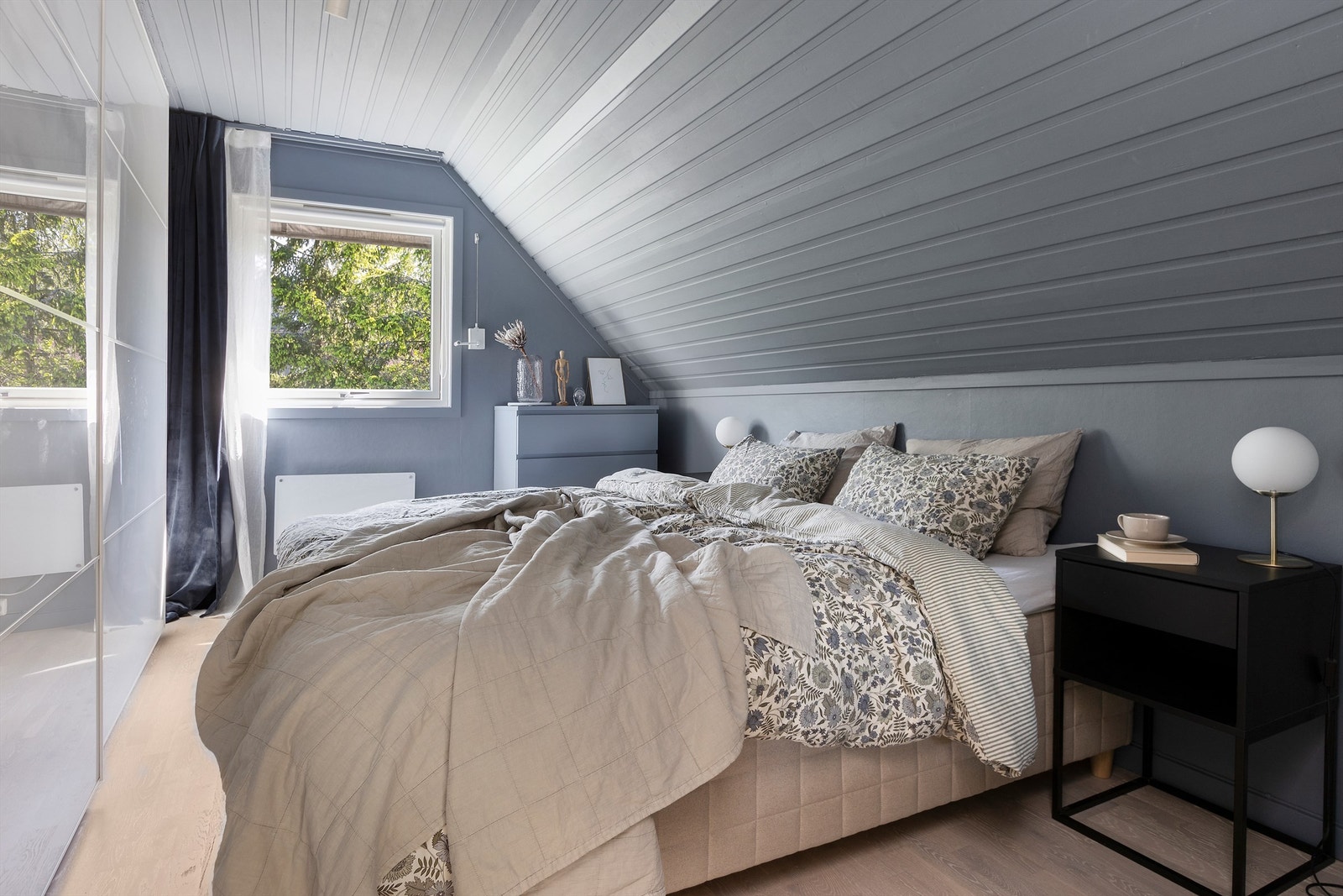 Ett av tre soverom, med plassbygget skyvedørsgarderobe og malt panel i himling. Galleribilde