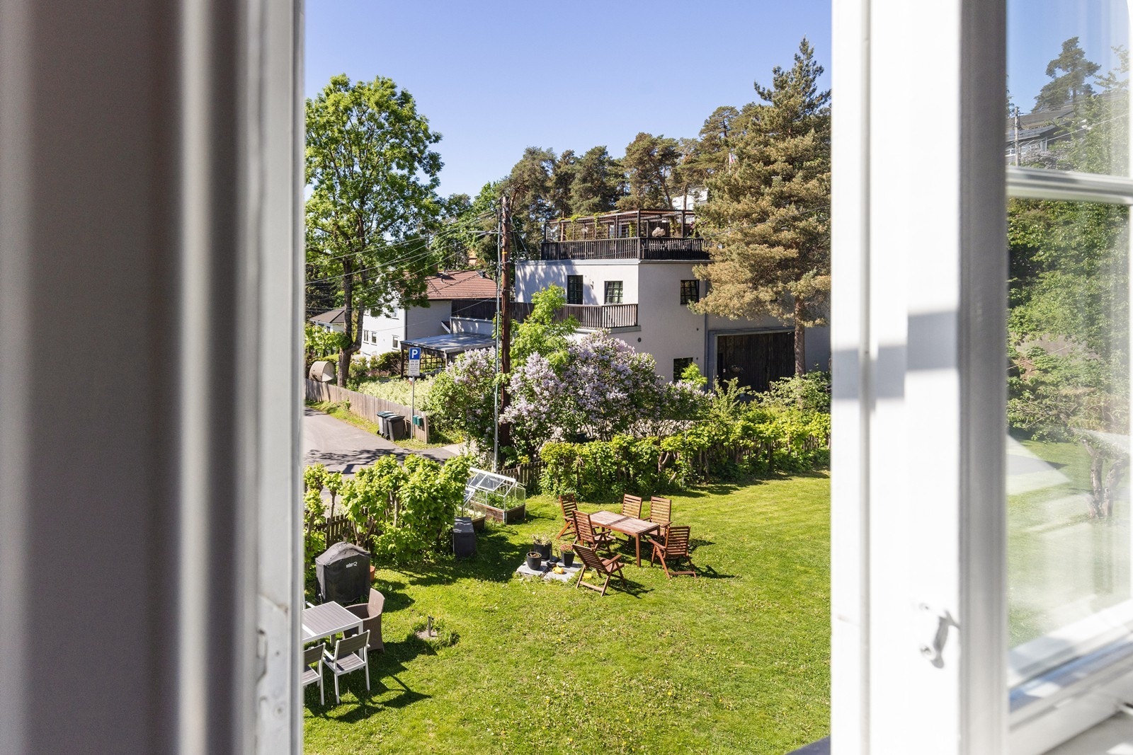 Utenfor er den store hagen hvor beboerne har innredet ulike soner. Galleribilde