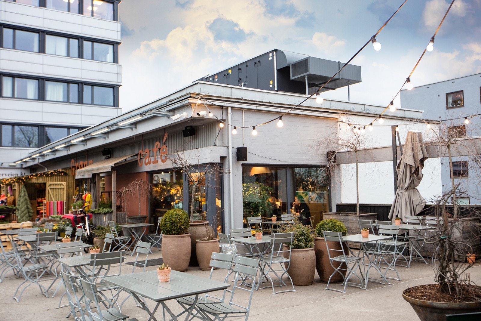 For hyggelig bespisning kan vi kan anbefale Grønn-Cafe, Fabro gård eller en av de mange spisestedene på CC vest. Galleribilde
