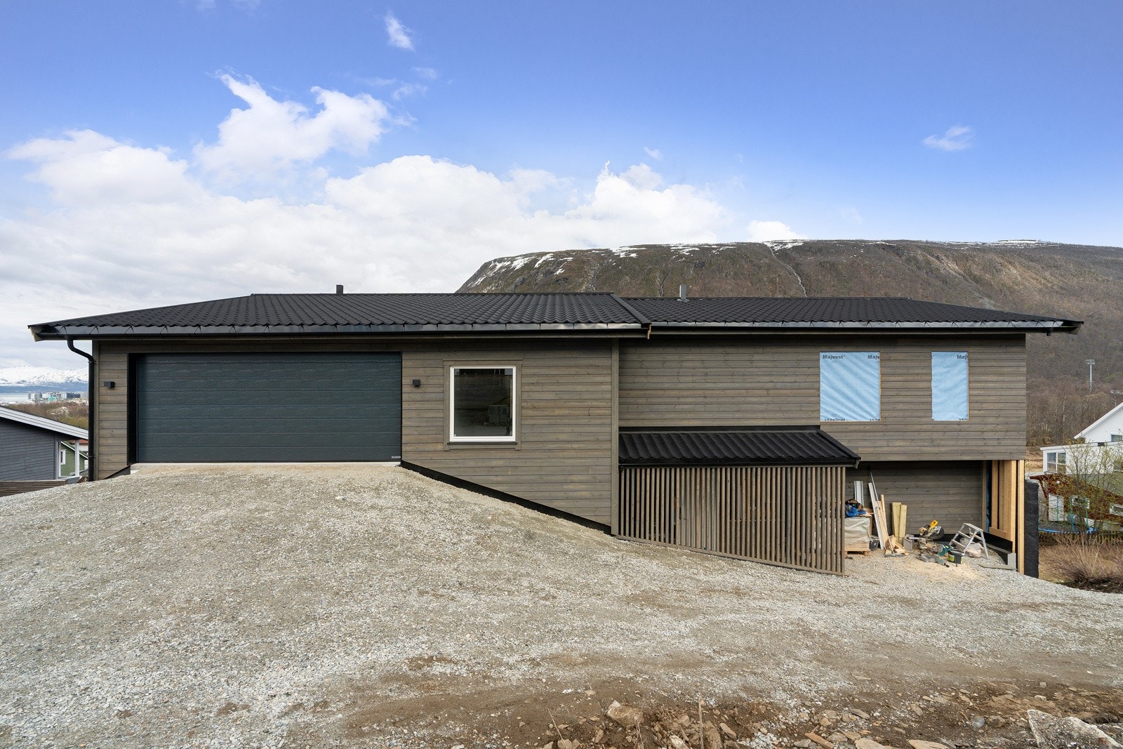 God adkomst fra vei med gangavstand til busstopp (med ekspresslinje), lekeplass og Tromsdalens innbydende friarealer. Galleribilde