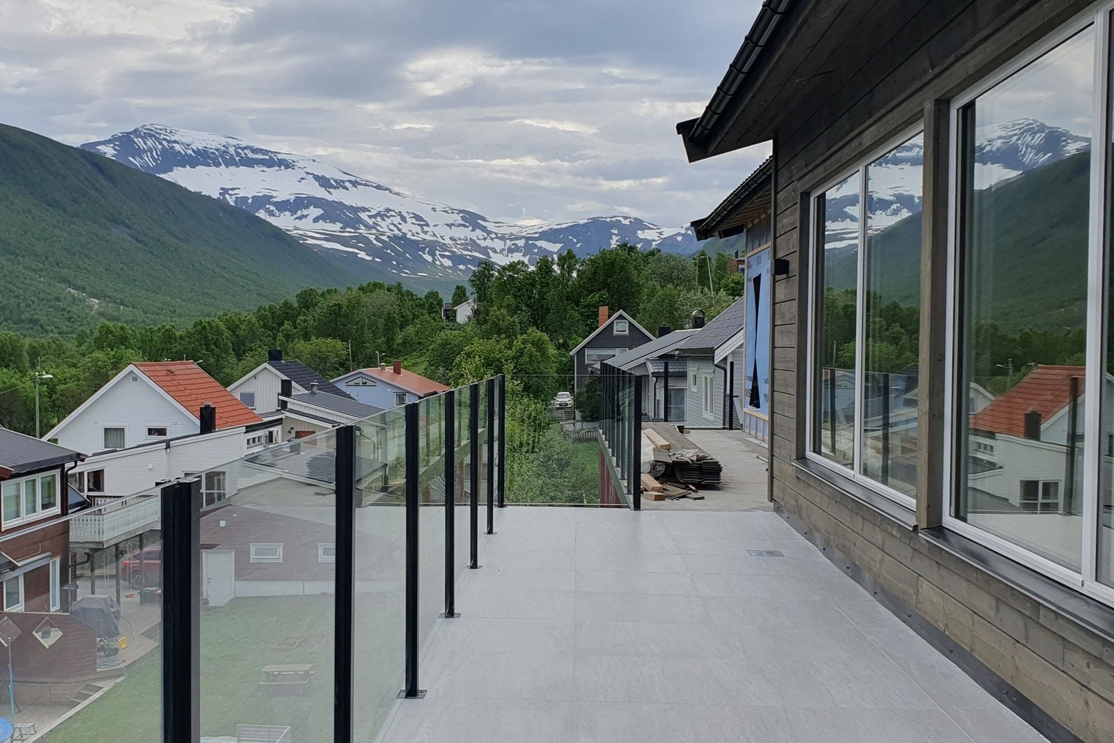 God plass til utemøblement som solsenger, sittegruppe og grill. Galleribilde