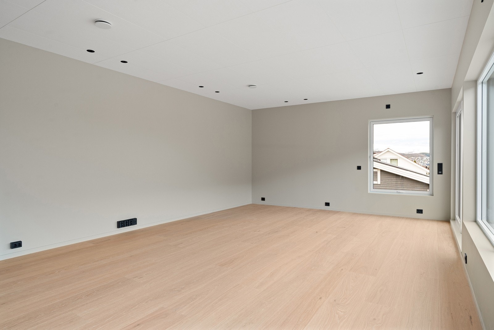Det er god plass til både stor sofa, et lesehjørne, flere reoler og mer til. Galleribilde