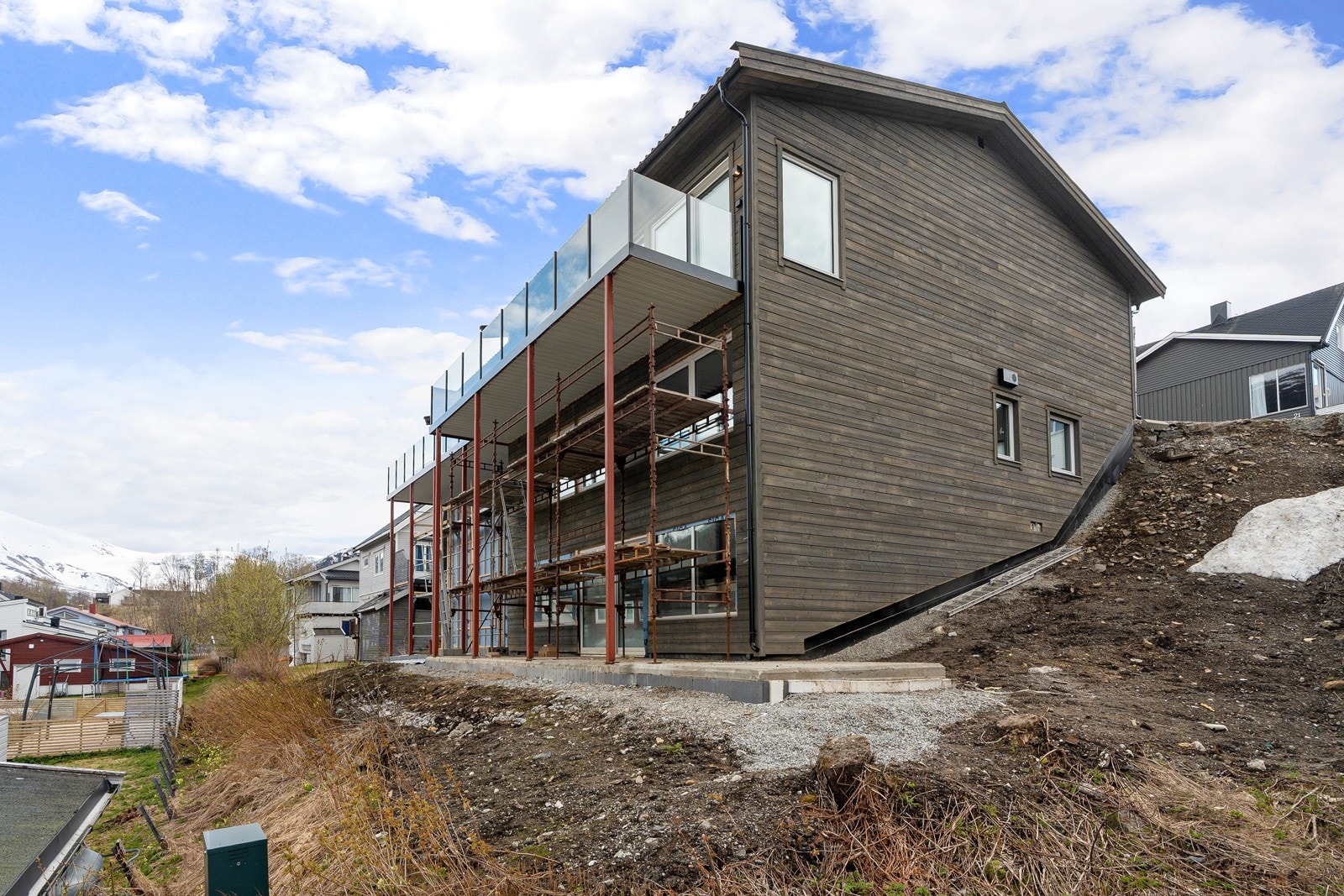 Fasaden har kledning av type Møre Royal grå, liggende 7". Vinduer, skyvedører og ytterdører leveres fra Nordan og vinduer utføres i 3-lags energiglass. Galleribilde
