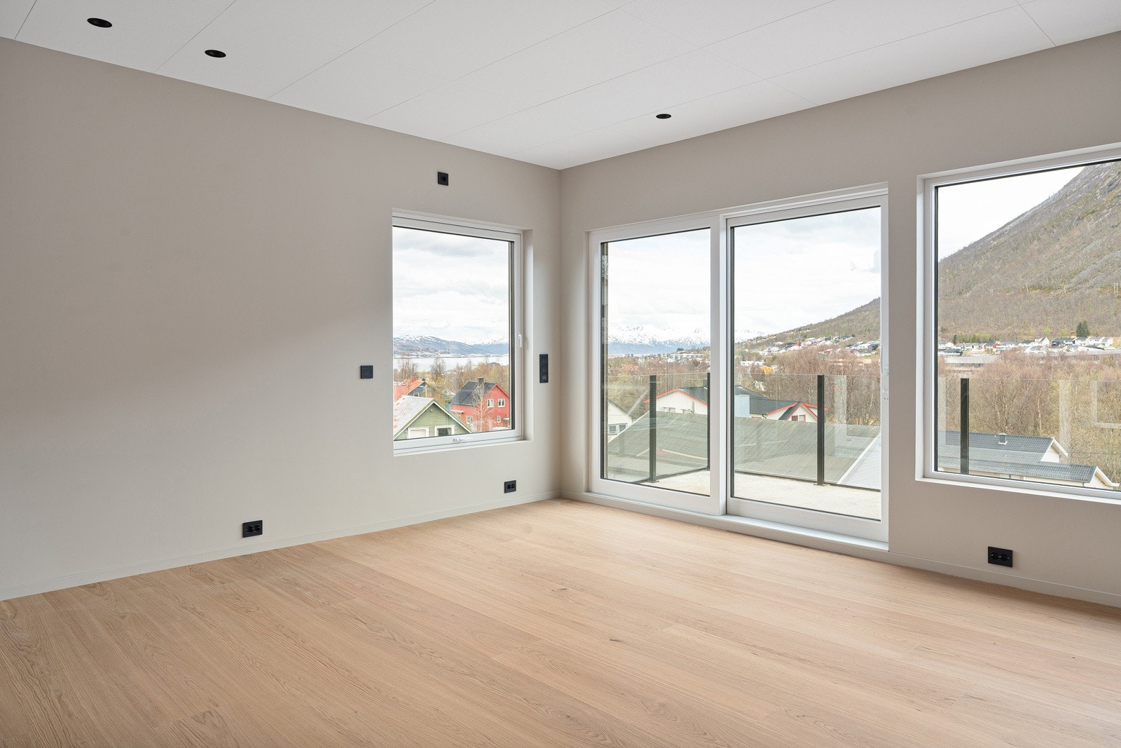 Hele leiligheten er listefri og utført med moderne detaljer. Merk deg også antallet stikkontakter - Praktisk! Galleribilde