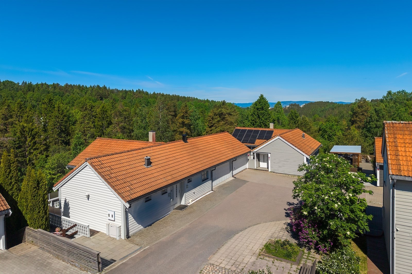 Rådyrlia 21 er en romslig og fleksibel enebolig over to plan. Skjermet beliggende helt innerst i blindvei. Eiendommen ligger høyt og fritt, uten innsyn, og byr på en sjelden kombinasjon av privatliv, solforhold og store utearealer. Galleribilde