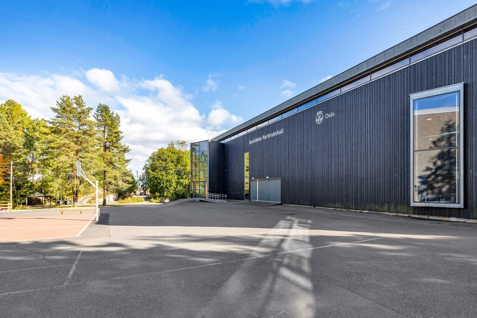 Apalløkka flerbrukshall ligger like i nærheten og byr på gode idretts- og aktivitetsmuligheter Galleribilde