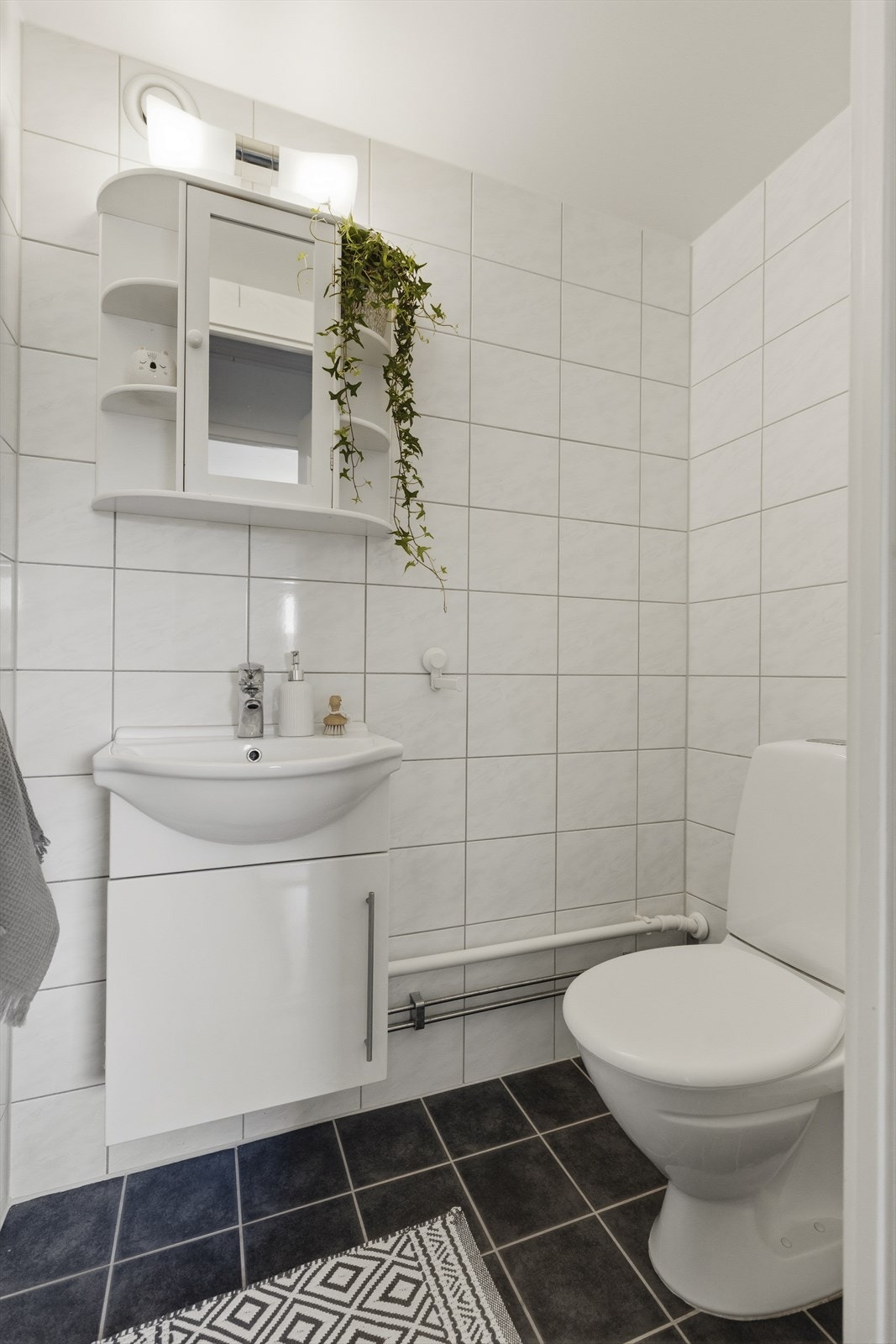 Leiligheten har separat toalett som er utstyrt med servant og veggfestet klosett. Galleribilde