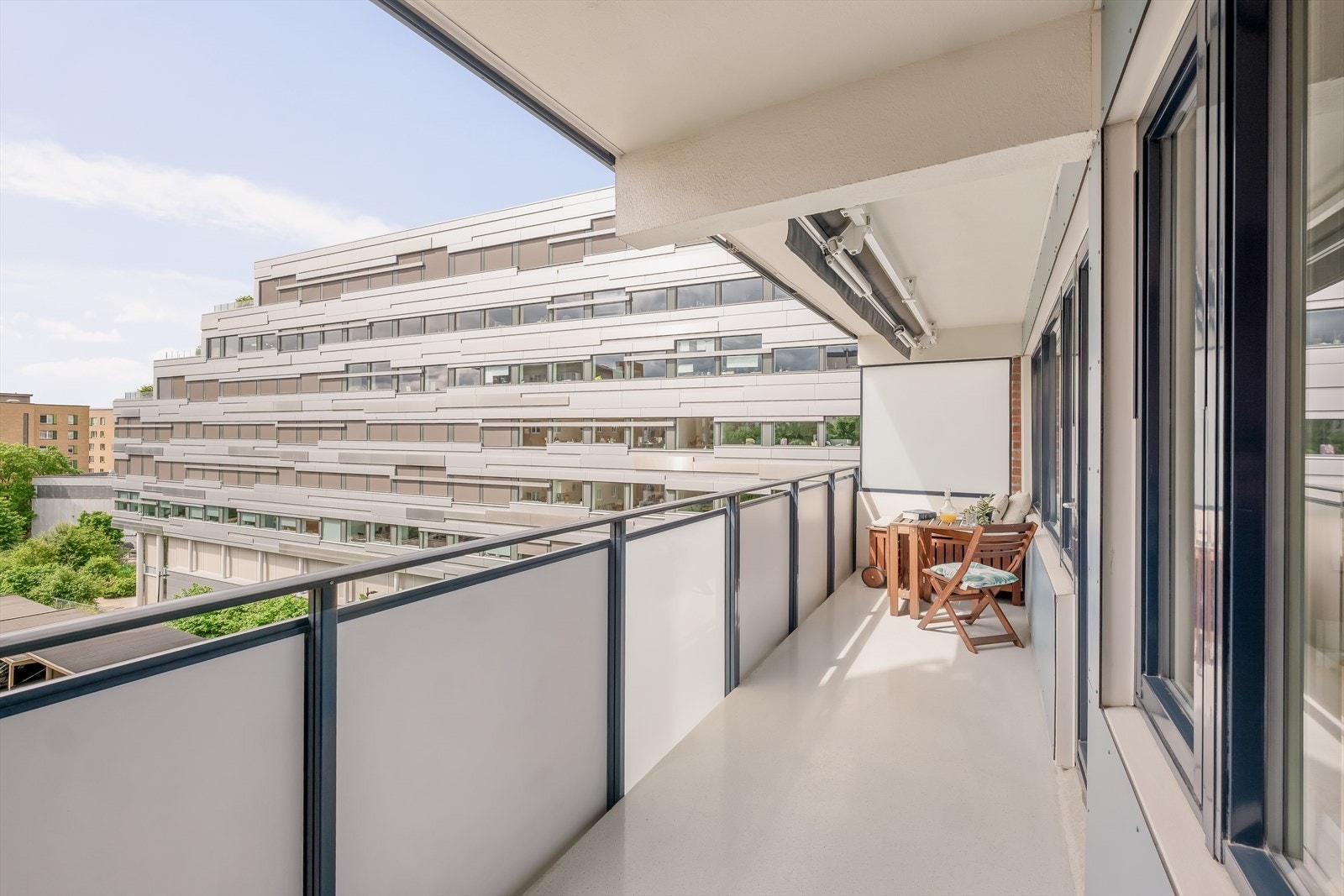 Fra stuen er det utgang til en solrik balkong på ca. 11,18 m², som skaper en forlengelse av boligen i sommerhalvåret. Galleribilde