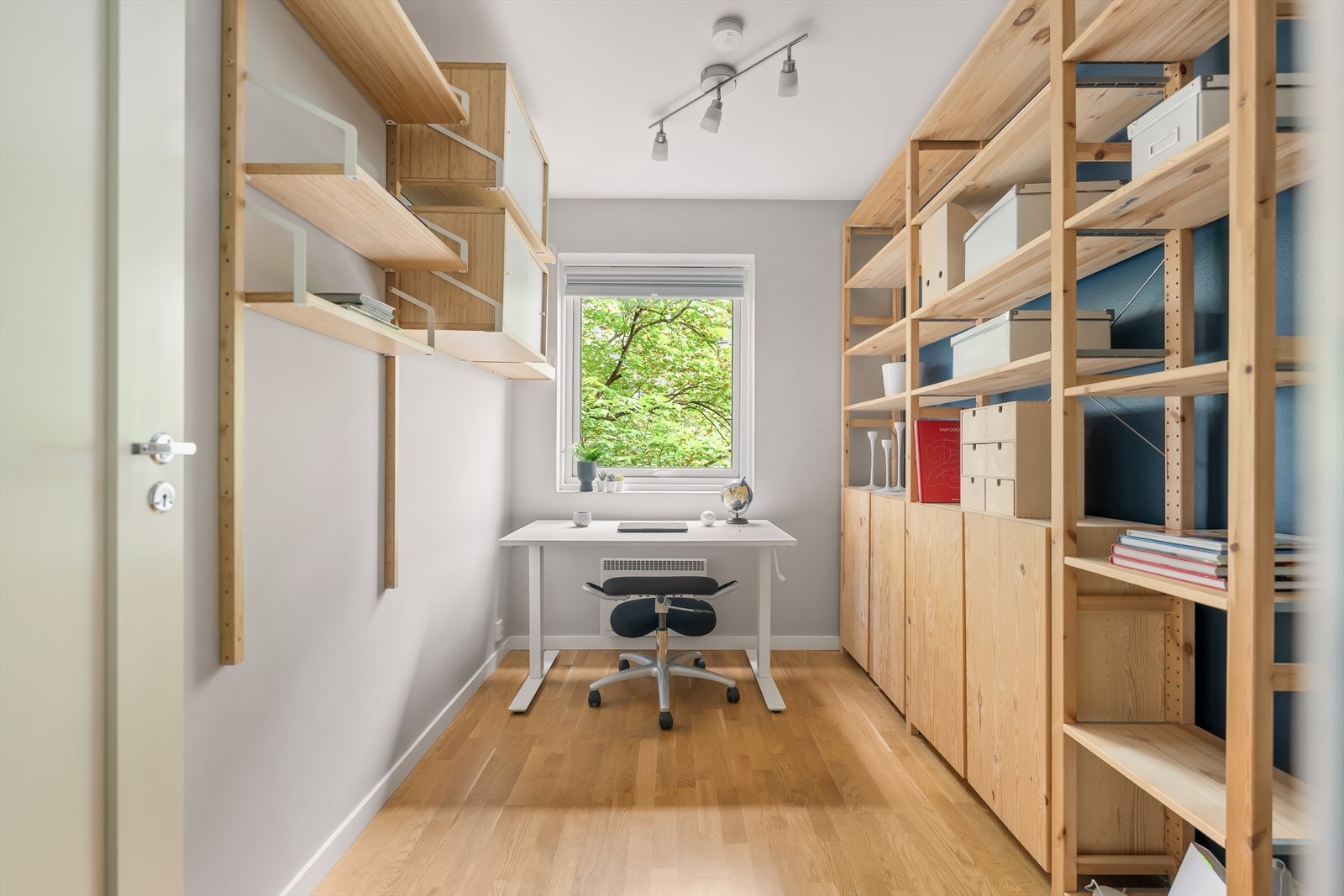 Soverom 3 har også god plass til seng og garderobe. Rommet er i dag benyttet som kontor. Galleribilde