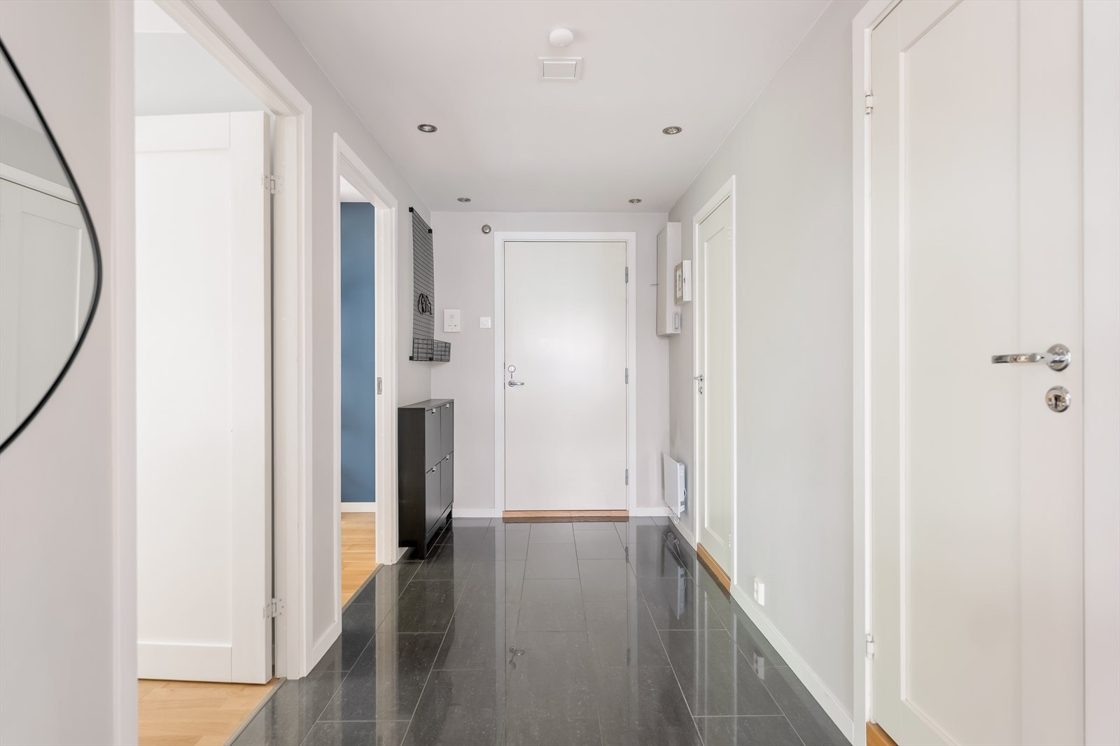 Lys og innbydende entré med flislagt gulv og downlights i himlingen. Galleribilde
