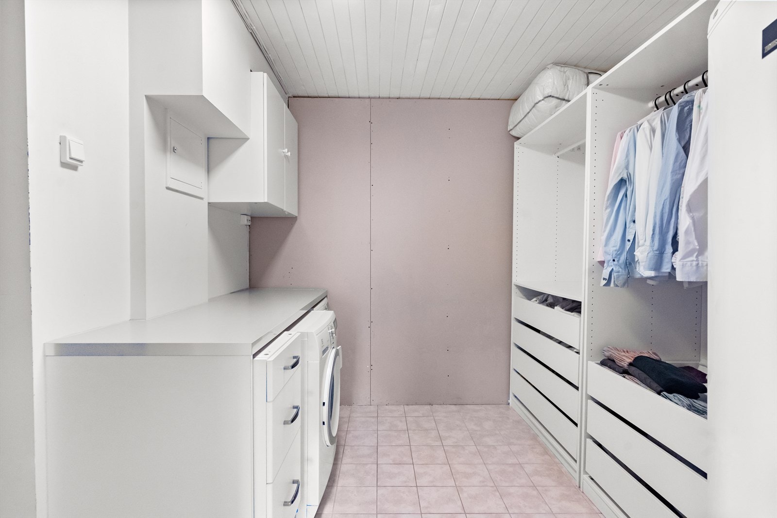 Vaskerommet er praktisk innredet med gode arbeidsflater, oppbevaringsmuligheter og plass til både vaskemaskin og tørketrommel. Galleribilde