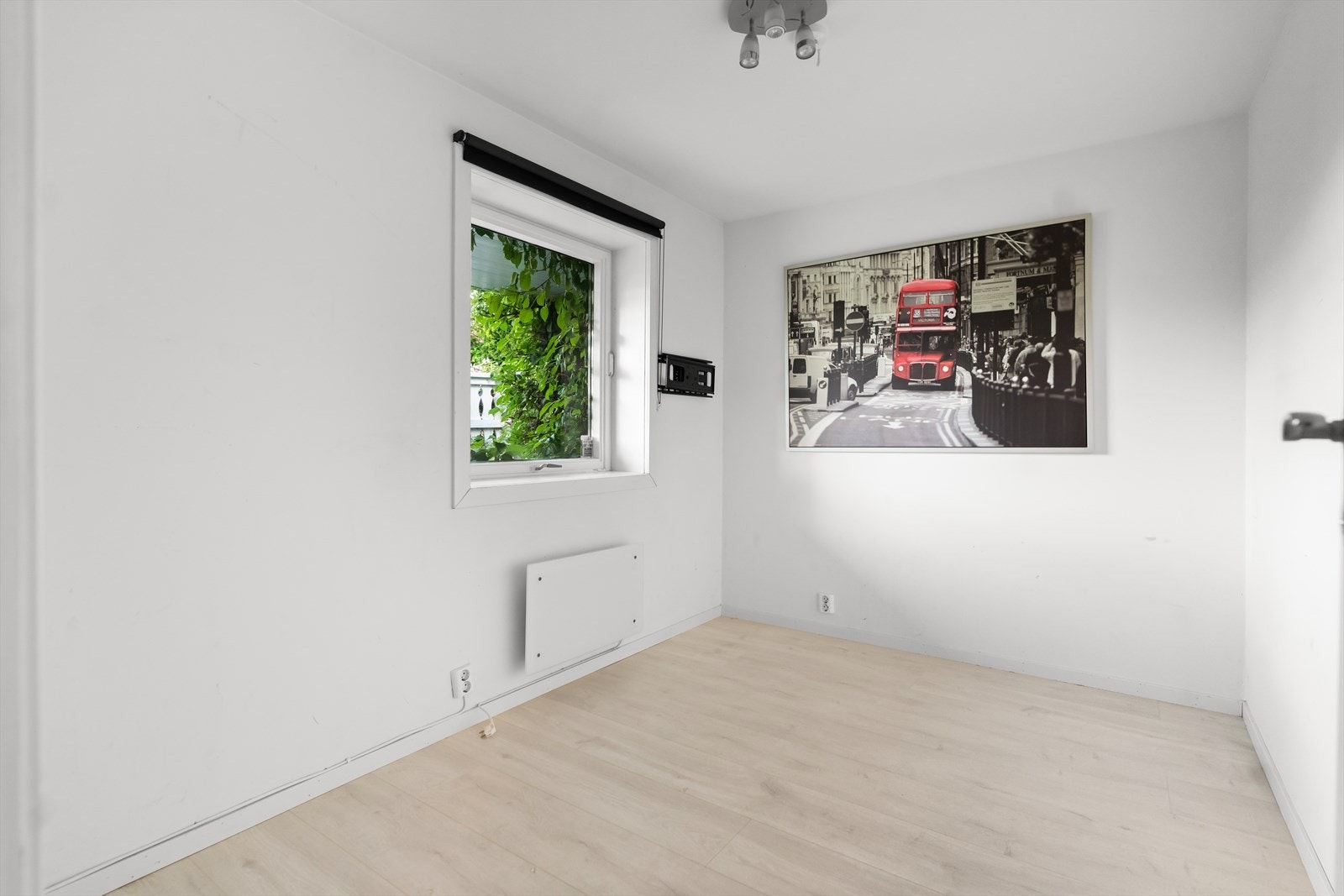 Boligens tredje soverom har en fleksibel størrelse og passer utmerket som barnerom, gjesterom eller kontor avhengig av familiens behov. Galleribilde