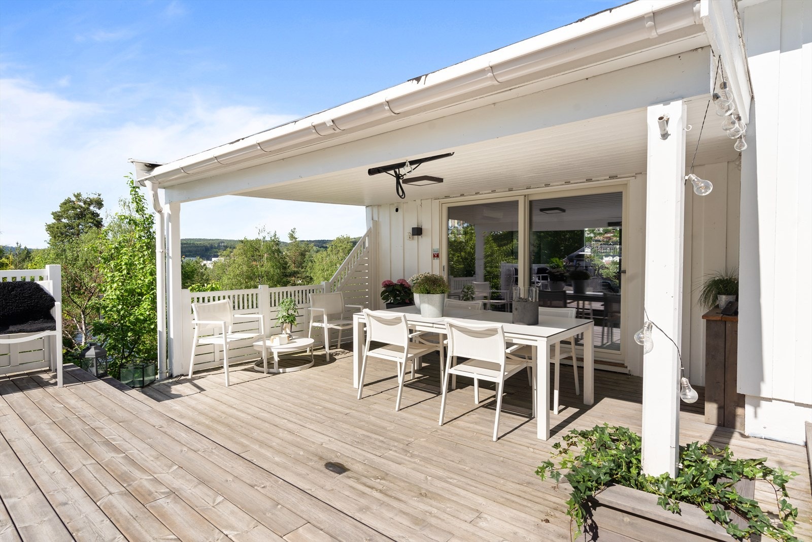Fra stuen går vi direkte ut til den imponerende terrassen som fungerer som en naturlig forlengelse av oppholdsrommene. Galleribilde