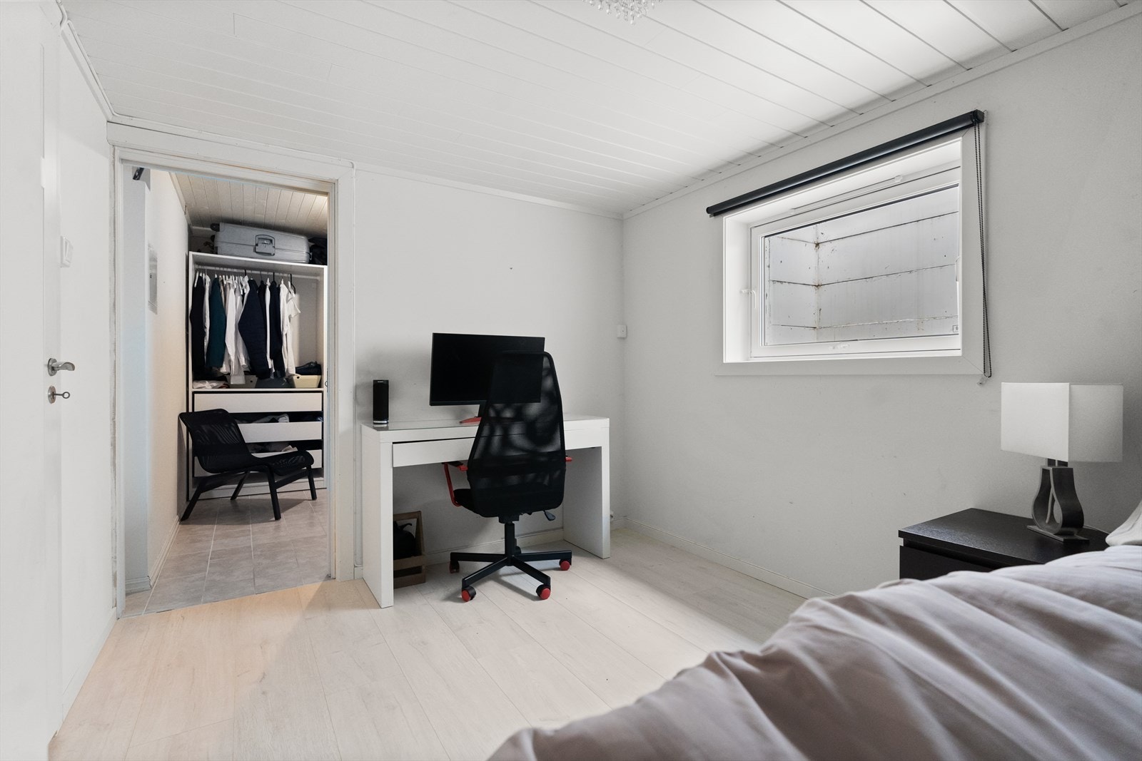 Rommet har en behagelig atmosfære og egner seg like godt som ungdomsrom, gjesterom eller et romslig hjemmekontor. Galleribilde