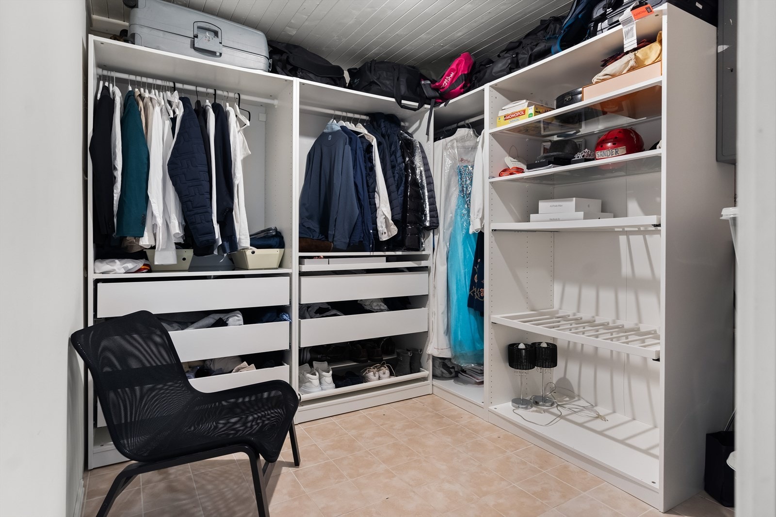 Fra soverommet er det direkte adkomst til en egen walk in closet som gir svært gode oppbevaringsmuligheter og ekstra komfort i hverdagen. Galleribilde