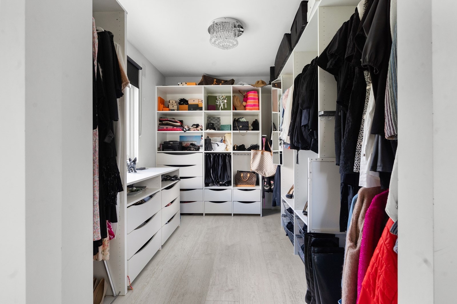 I direkte tilknytning til soverommet finner vi en romslig walk in closet som gir en eksklusiv hotellfølelse i hverdagen. Galleribilde