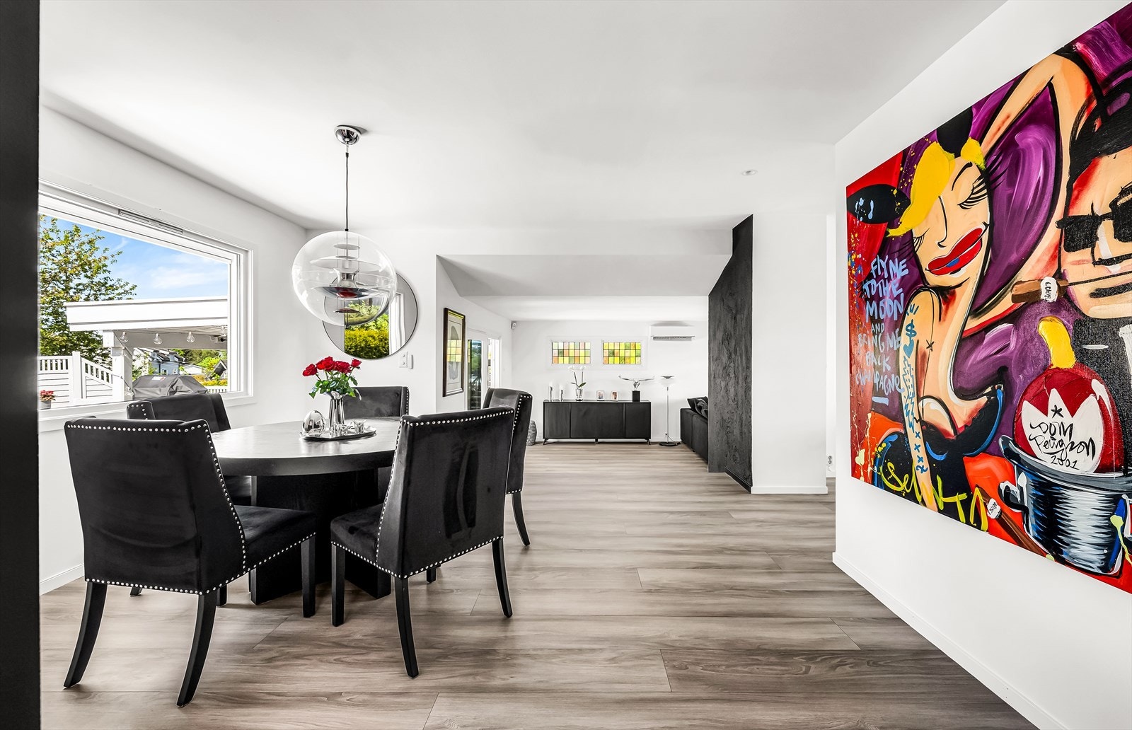 Rommet har god plass til et stort spisebord og er som skapt for både hverdagsmåltider og selskapeligheter. Galleribilde