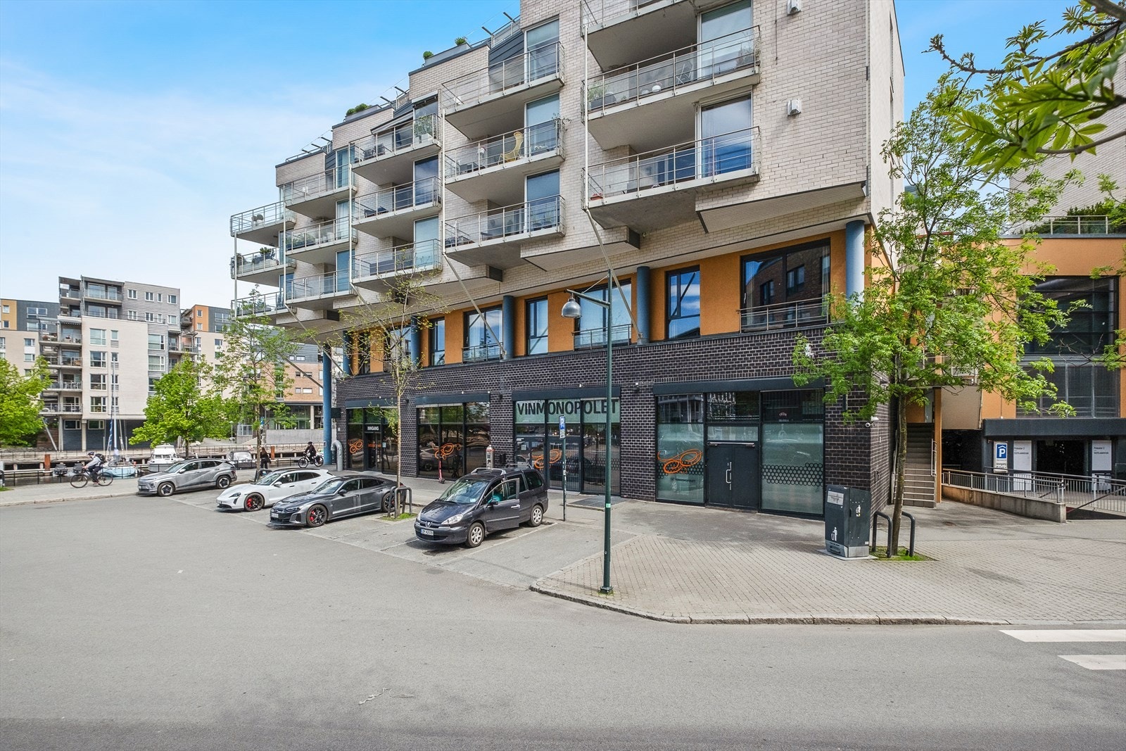 På Solsiden vil du bo nært "alt". Vinmonopol og shoppingmuligheter i samme bygg, Solsiden senter rett over gaten, bussholdeplass og ikke minst den populære restaurantrekken på Solsiden Galleribilde