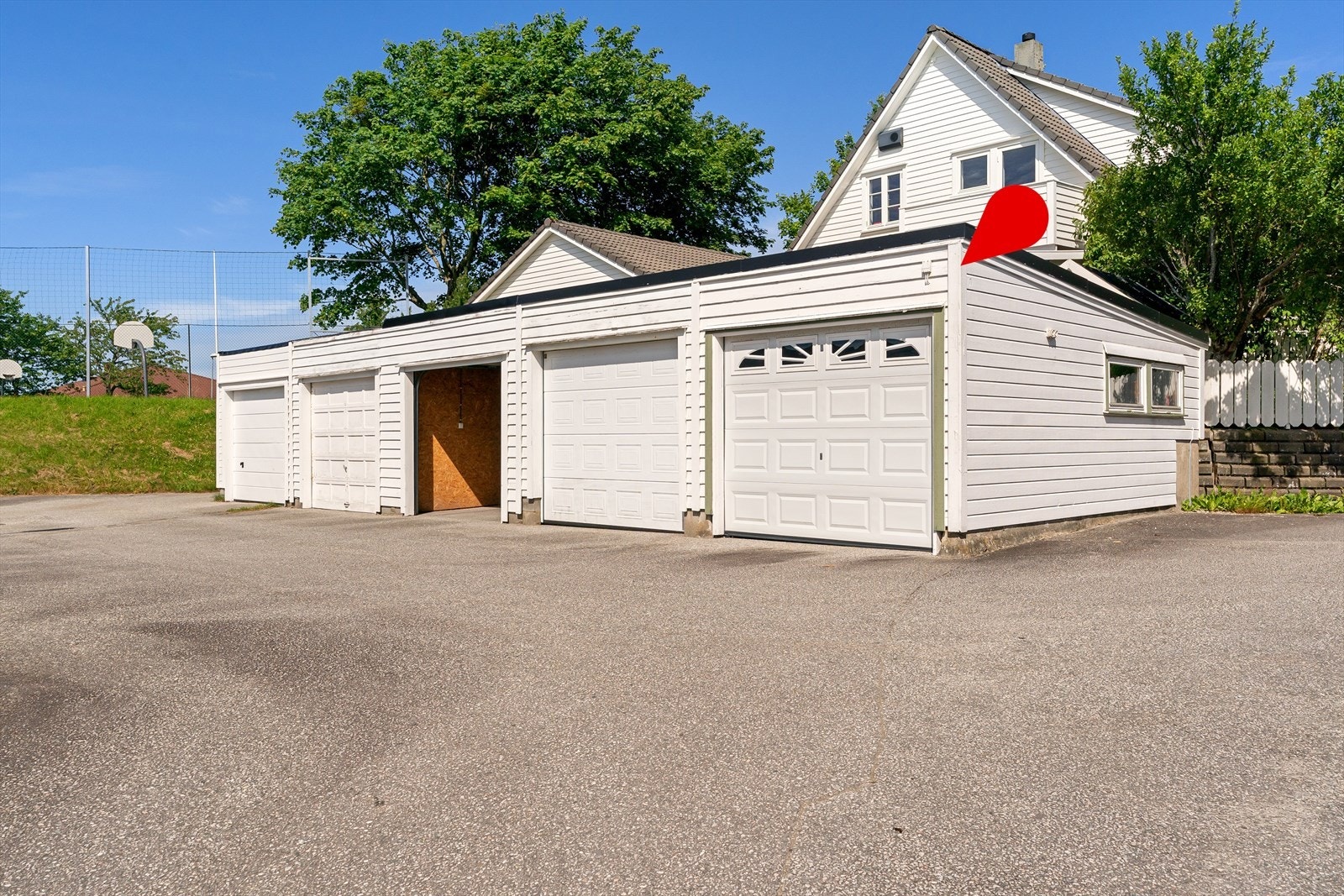 Parkering i garasje og på egen tomt. Galleribilde