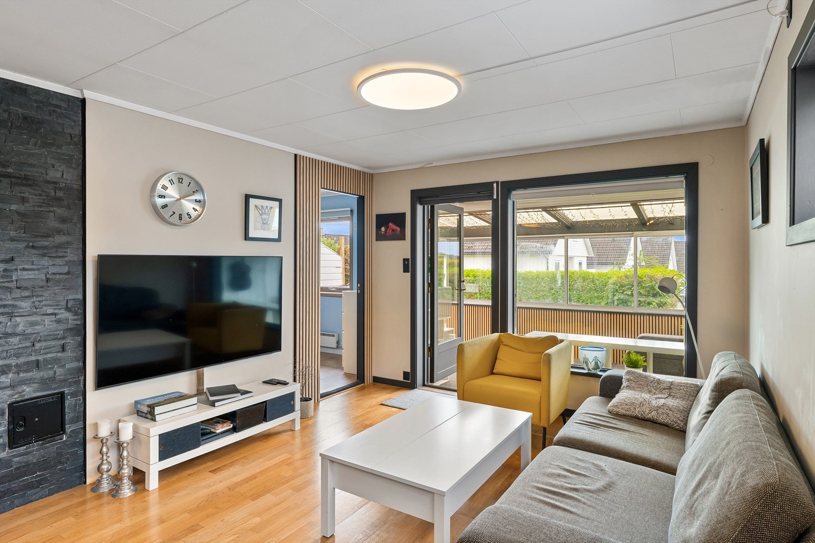 Stue som er lys og trivelig med plass til både sofagruppe og spisebord, en perfekt plass til å nyte gode stunder med familie og venner. Galleribilde