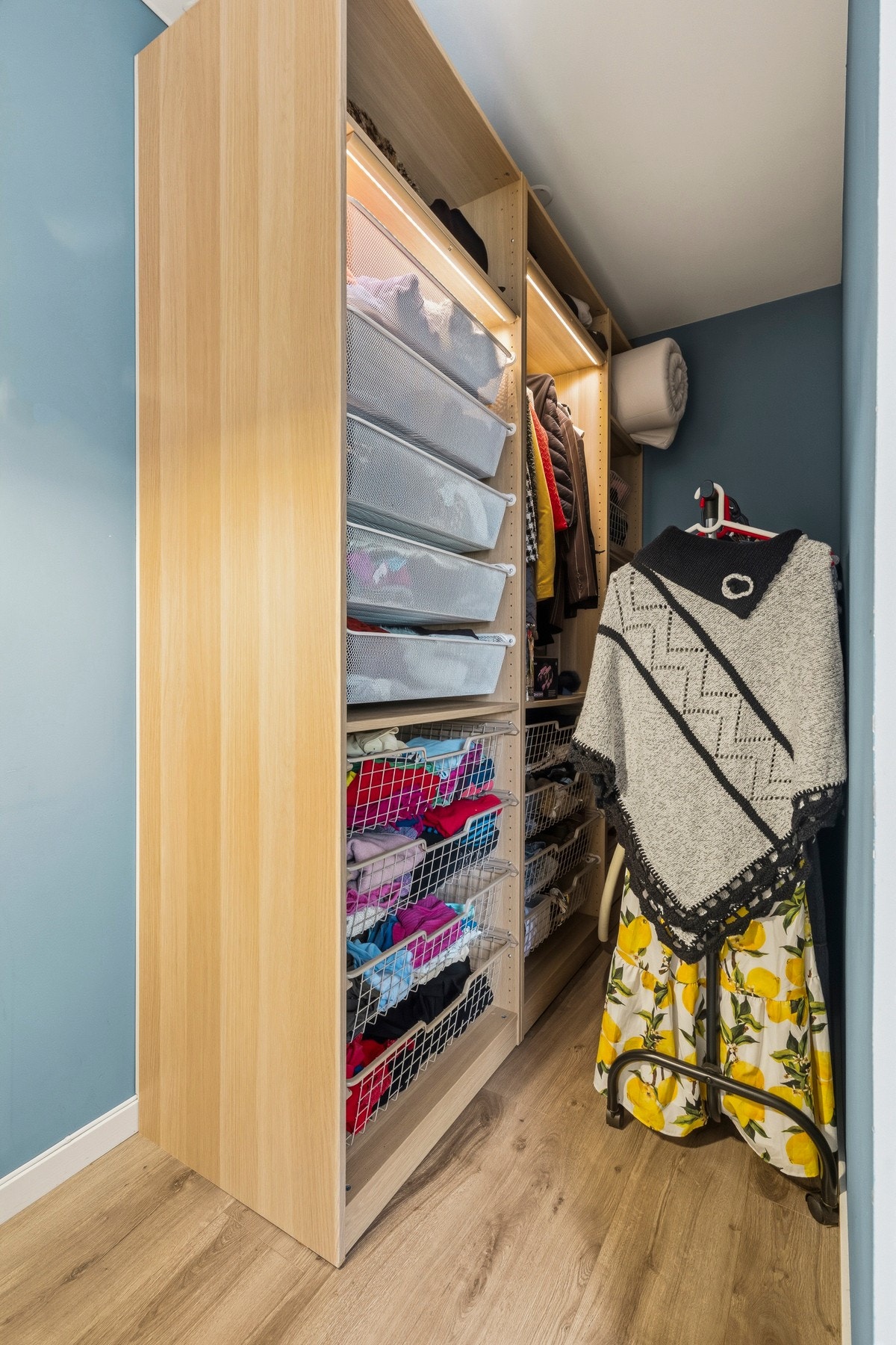 Stor og praktisk walk-in garderobe med god plass til klær og sko. Galleribilde