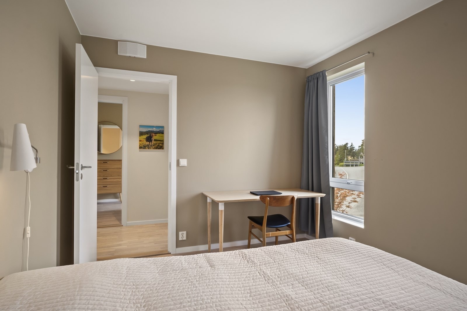 Hovedsoverom med stor skyvedørsgarderobe Galleribilde