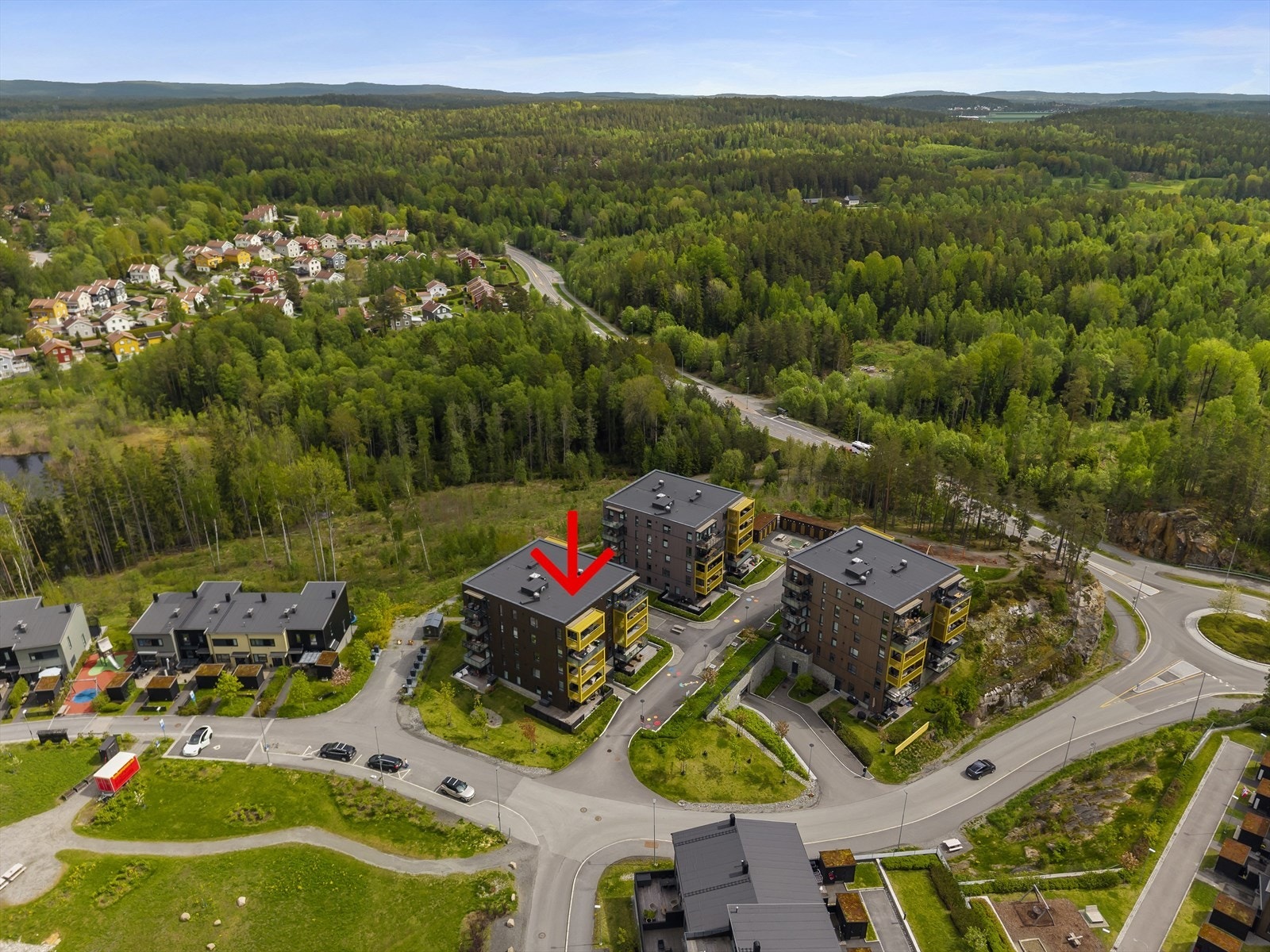Stille og rolig nærmiljø med umiddelbar nærhet til turterreng samt rusleavstand til buss og tog Galleribilde